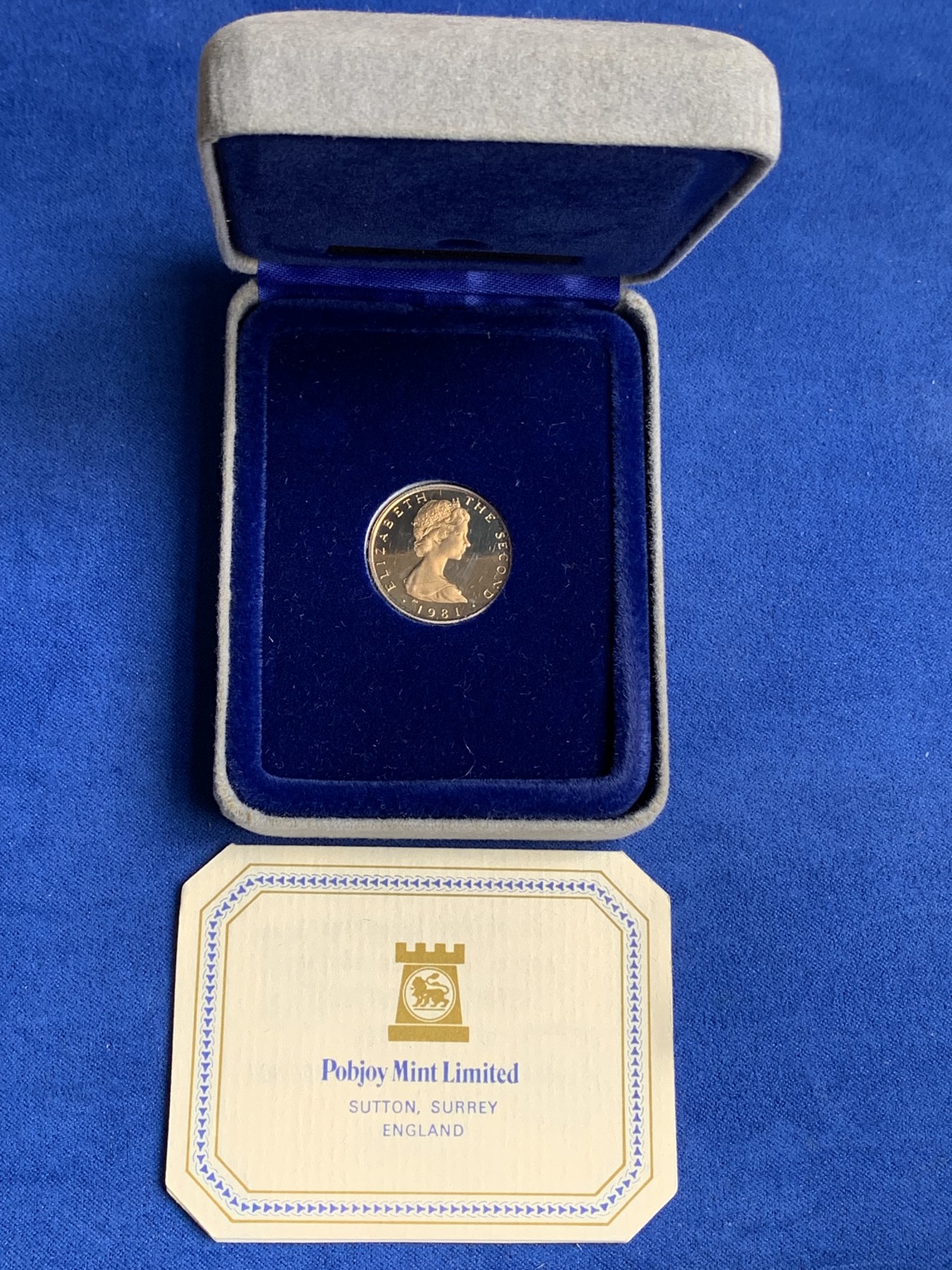 《竞宝斋》第195场-周日，周一 2场 (全场包邮) 英属马恩岛 1981年 伊丽莎白二世1镑精制币 带原盒证书 少见年份