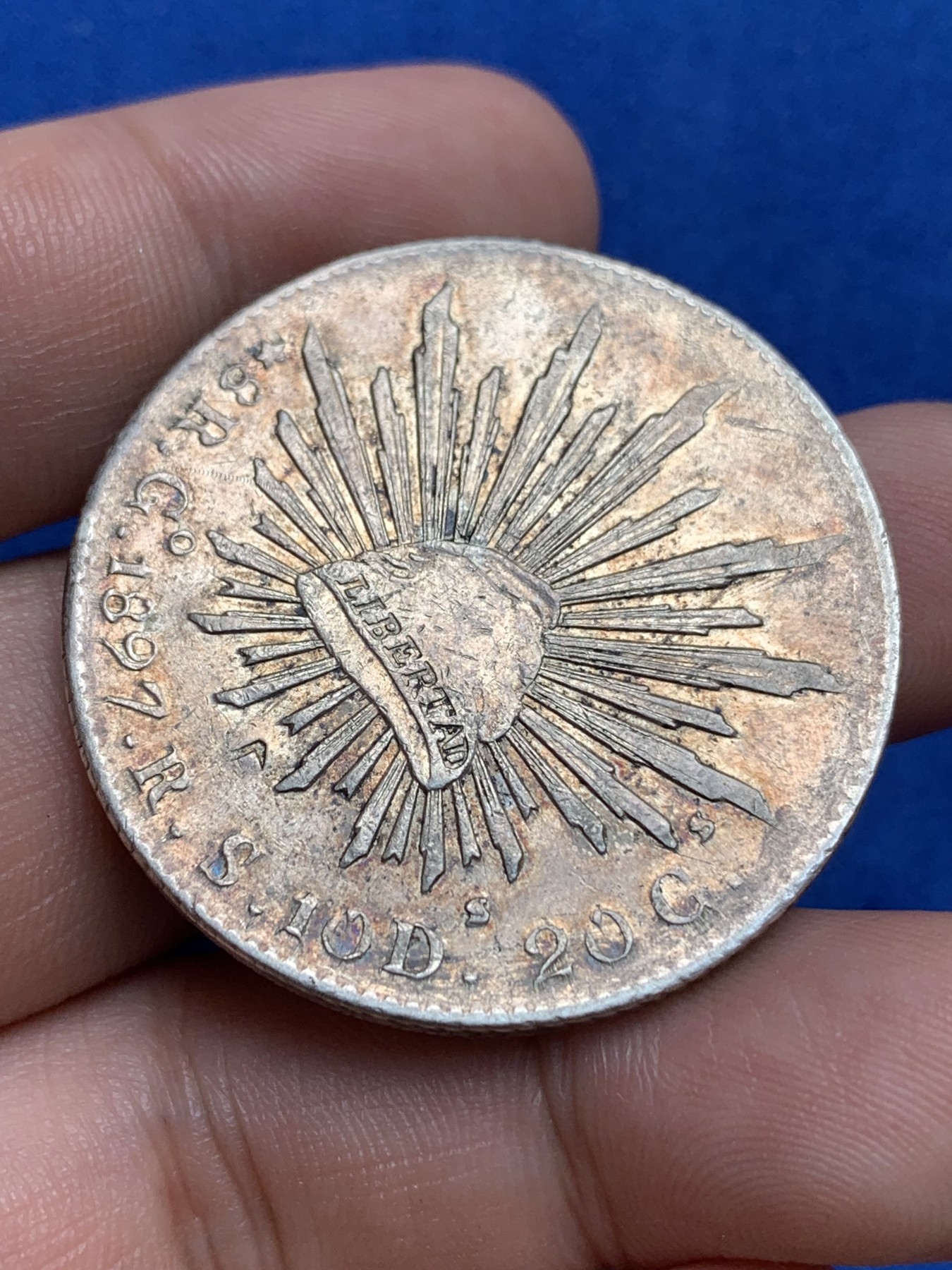 《竞宝斋》第195场-周日，周一 2场 (全场包邮) 墨西哥 1897年 8R 鹰洋 银币 纸袋棕金色彩色包浆  全羽好品 细节打制清晰 灯光下有转光