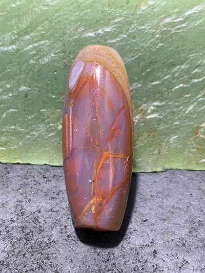 精美亚光冰飘紫罗兰料战国红玛瑙手工雕刻无相佛随形桶珠一颗！ 精美亚光冰飘紫罗兰料战国红玛瑙手工雕刻无相佛随形桶珠一颗！