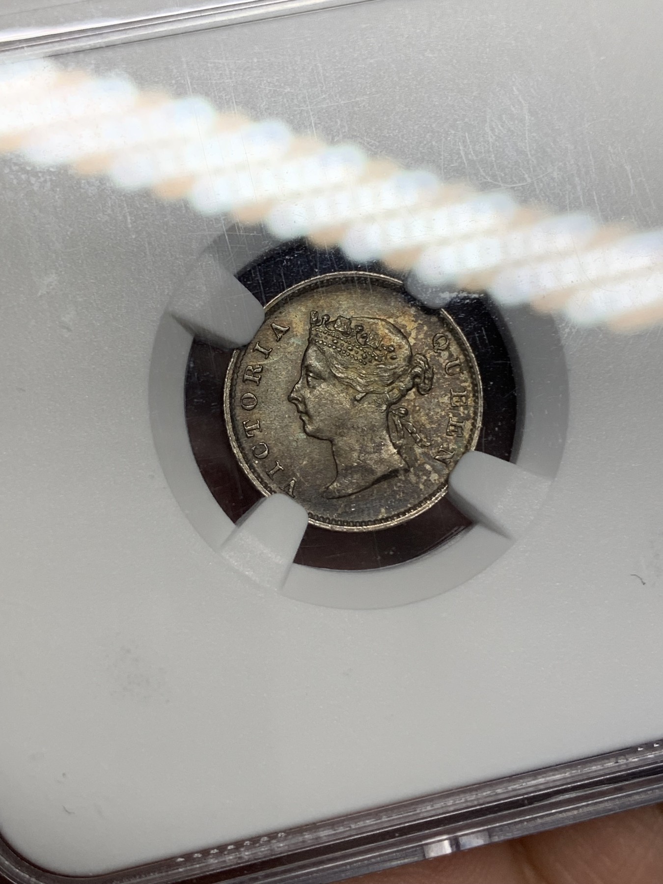 《竞宝斋》第195场-周日，周一 2场 (全场包邮) NGC-MS64 英属圭亚那 1891年 维多利亚女王4便士银币 币面五彩包浆