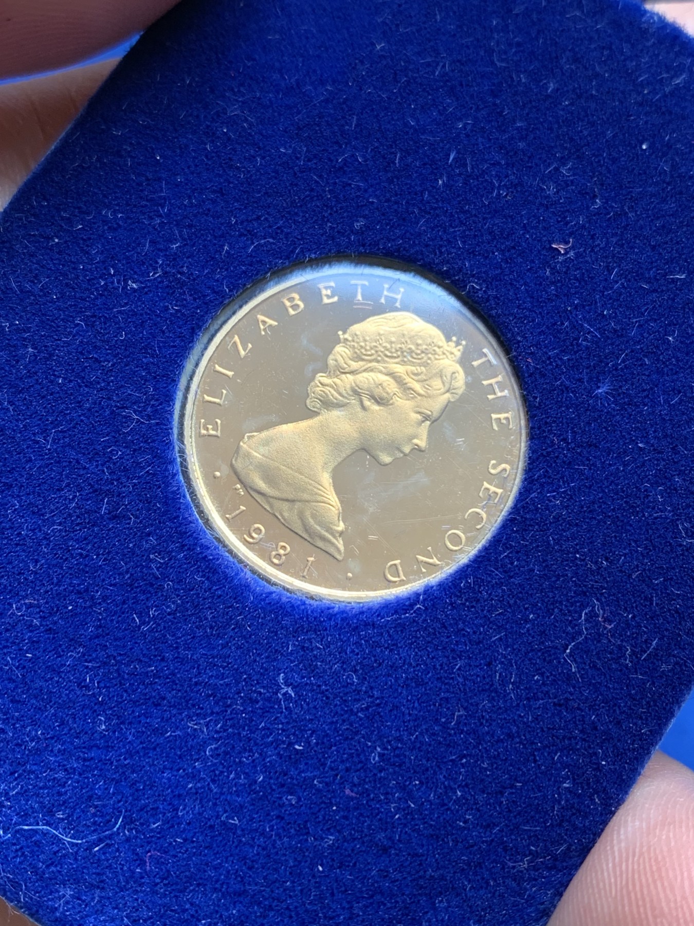 《竞宝斋》第195场-周日，周一 2场 (全场包邮) 英属马恩岛 1981年 伊丽莎白二世1镑精制币 带原盒证书 少见年份