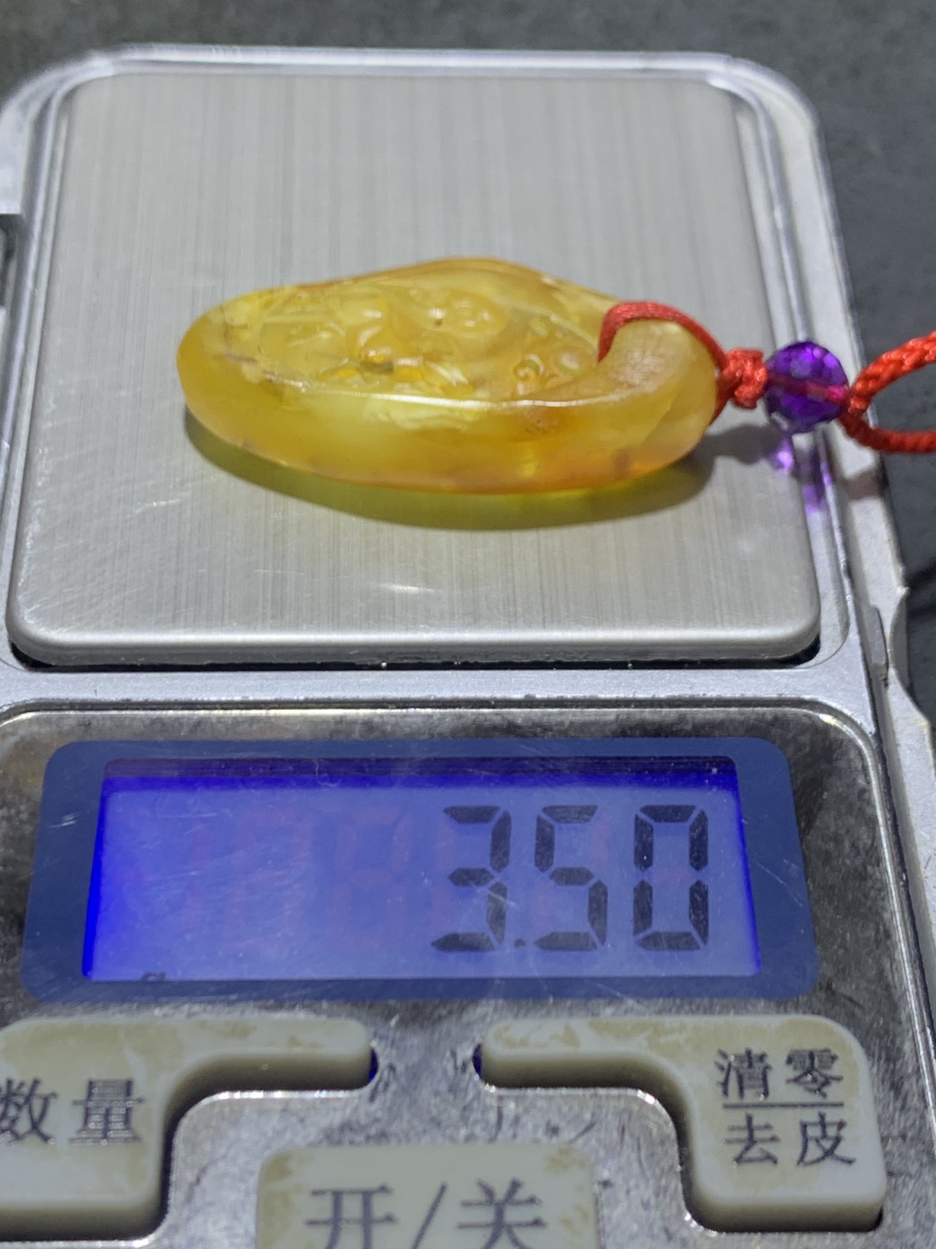精美天然乌克兰蜜蜡原石雕刻一鹿如意吊坠一个，