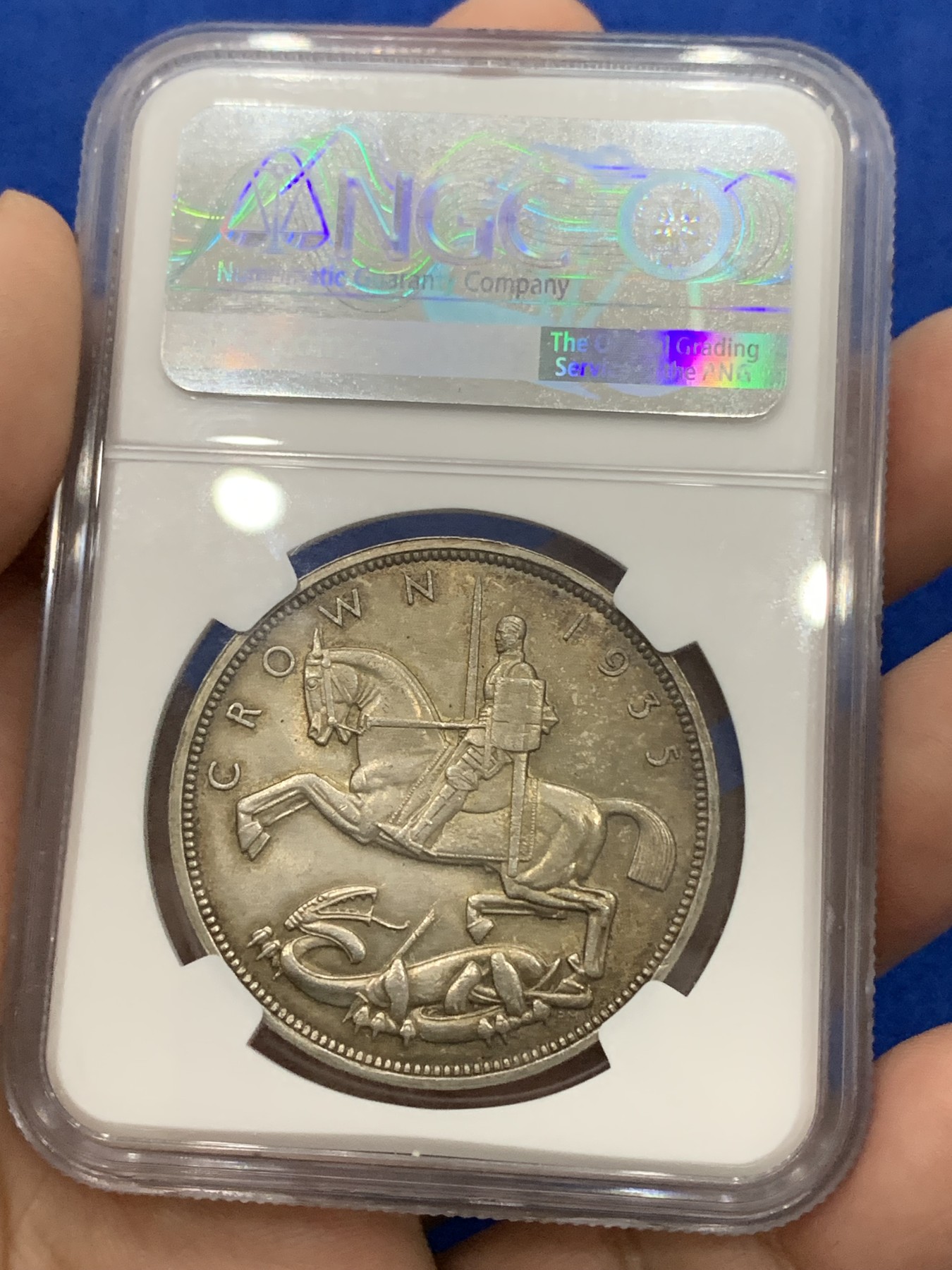 《竞宝斋》第195场-周日，周一 2场 (全场包邮) NGC- MS64 英国1935年乔治五世木马剑银币，彩不遮光，木马剑五彩罕见。