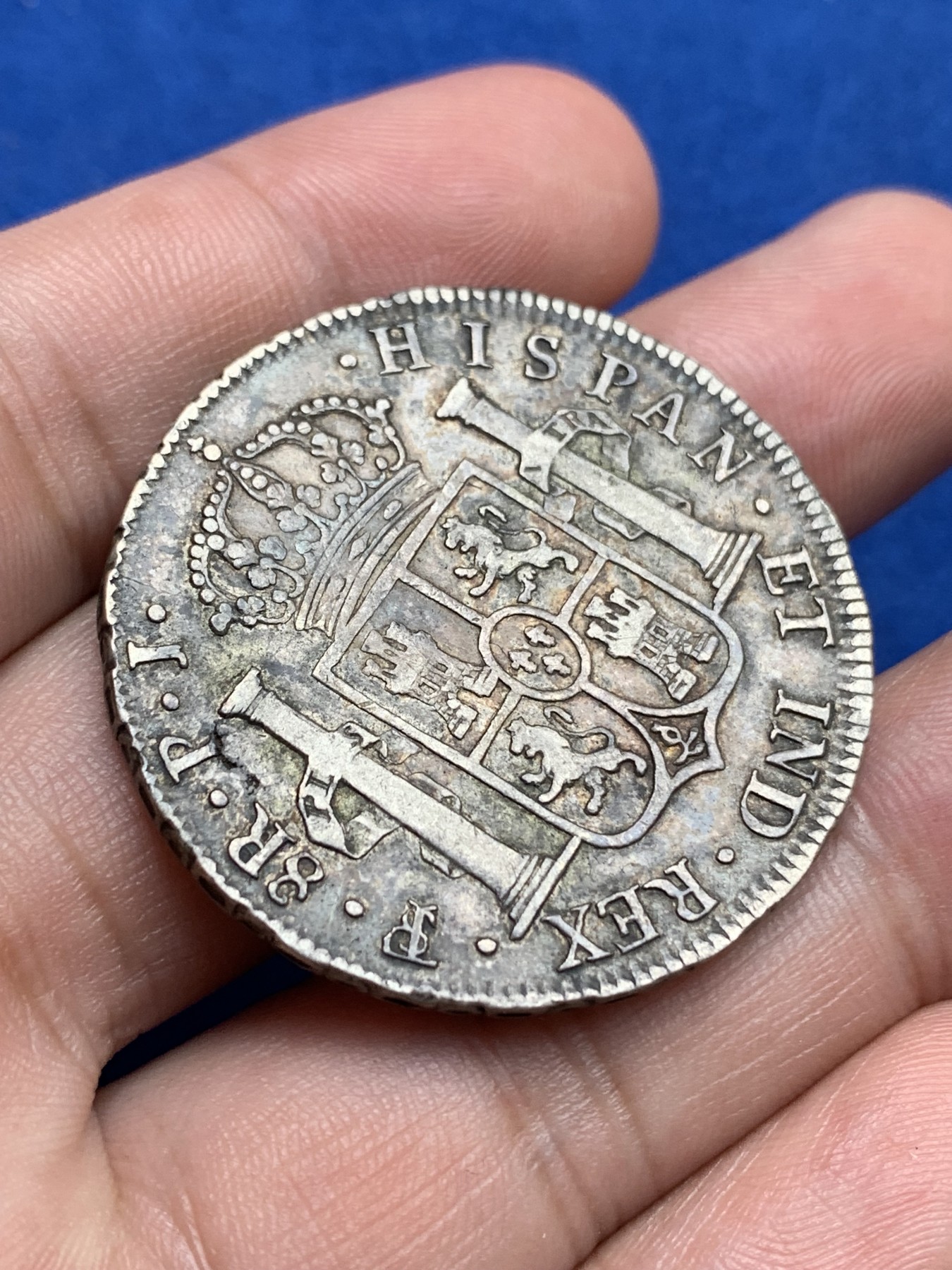 《竞宝斋》第195场-周日，周一 2场 (全场包邮) 1821年西属玻利维亚8R双柱银币，原味老包浆，数量比秘鲁和墨西哥少。