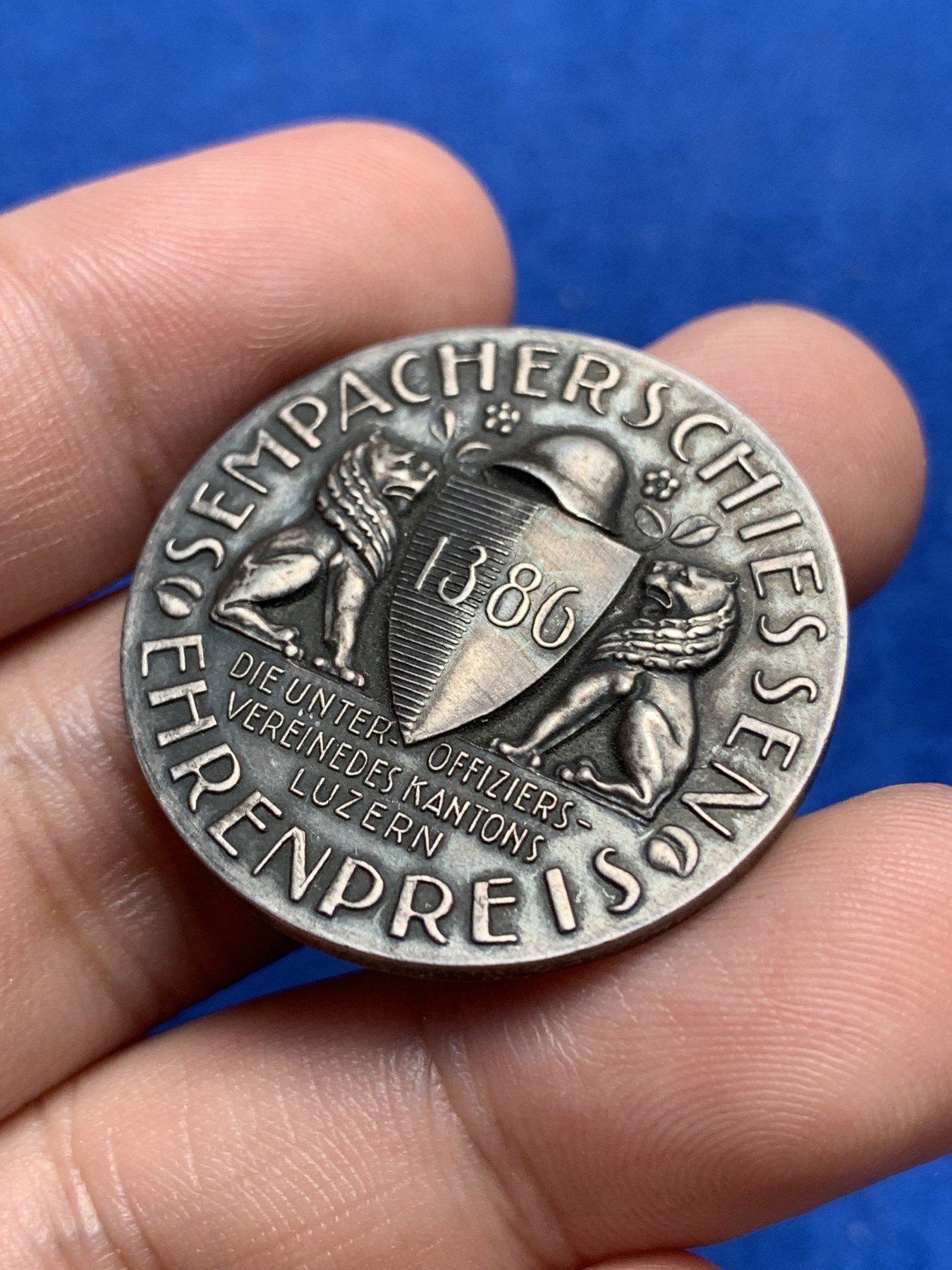 《竞宝斋》第195场-周日，周一 2场 (全场包邮) 1920年瑞士卢塞恩射去节天使银章直径32mm，重17g，少见品种，浮雕设计。尤其正面的天使，张开双翼 整个形象栩栩如生，跃然纸上。背面的双狮造型，也非常好看。评级品相