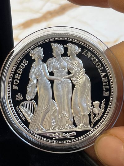 【海寕潮】拍卖第八十一期 - 【海寧潮A】圣赫勒拿2021年英国美惠三女神1盎司精制银币原盒证书