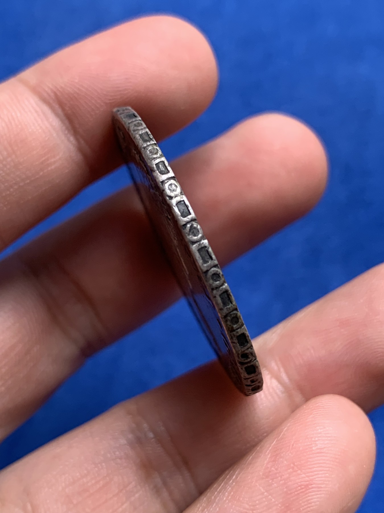 《竞宝斋》第195场-周日，周一 2场 (全场包邮) 1821年西属玻利维亚8R双柱银币，原味老包浆，数量比秘鲁和墨西哥少。