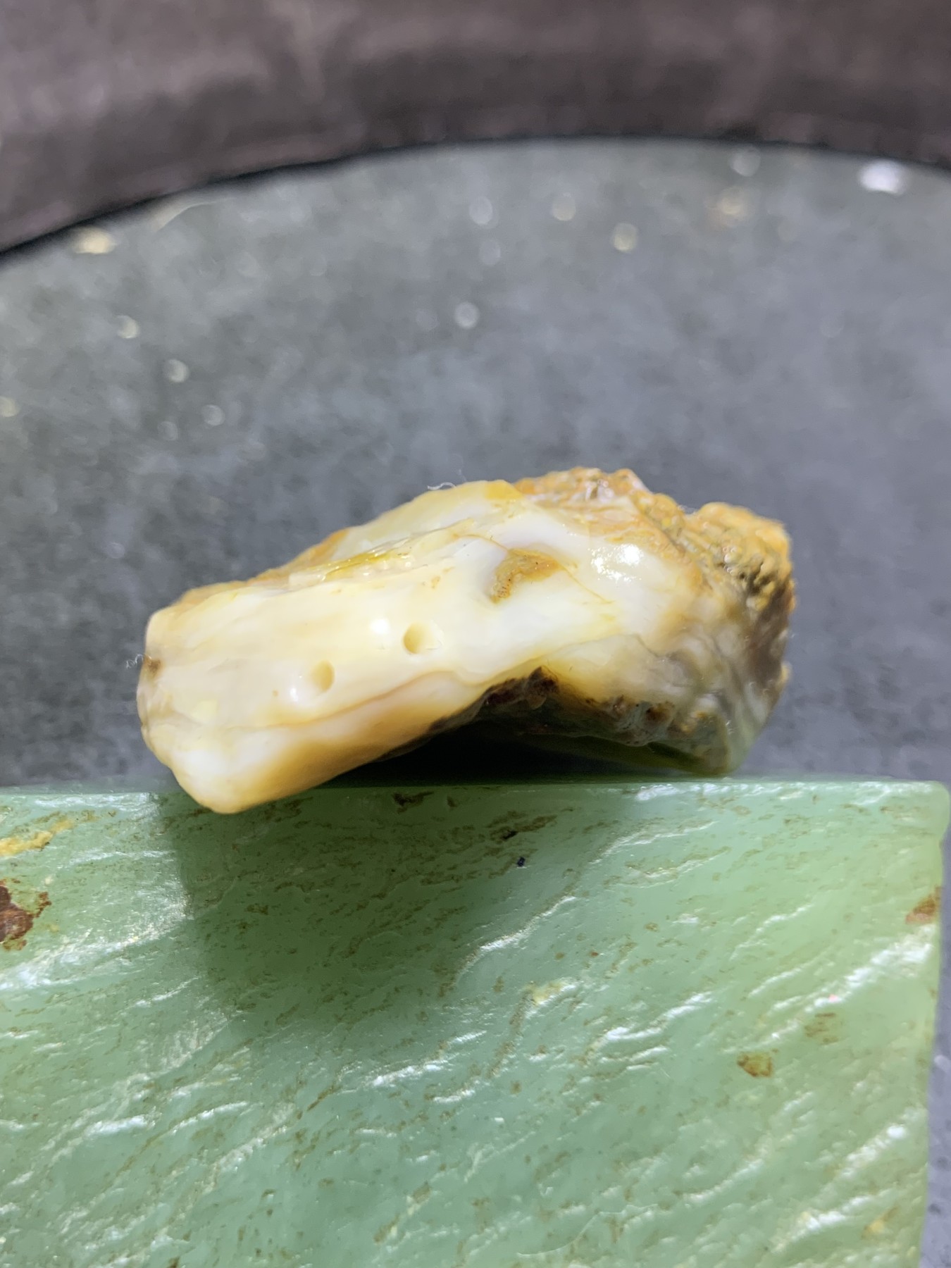 放福利！精美天然原皮阿拉善玛瑙原石手工雕刻佛字把件（吊坠）一颗，