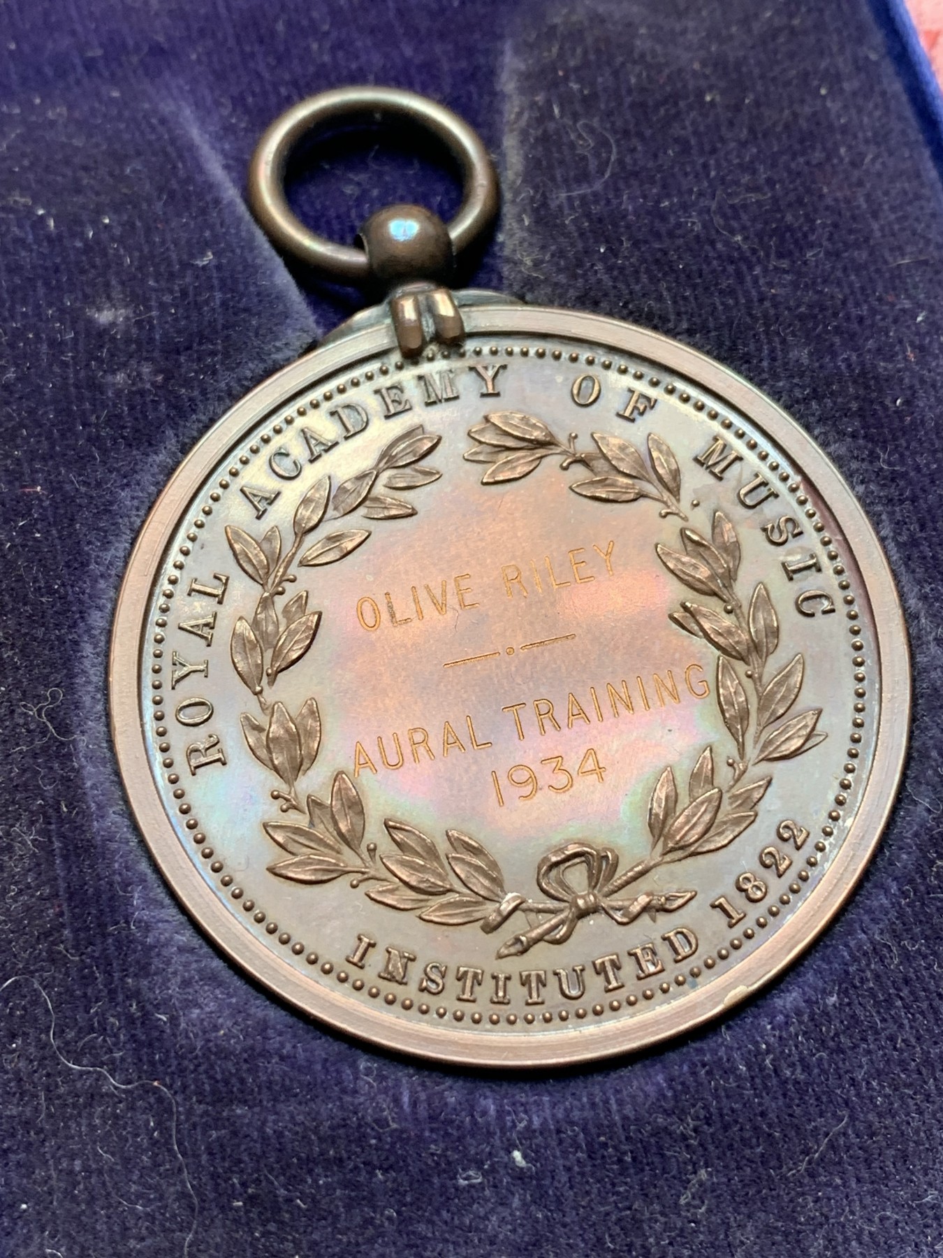 《竞宝斋》第195场-周日，周一 2场 (全场包邮) 1934年英国皇家音乐学院铜章（原盒）  直径40mm  重量35.5g  完美品