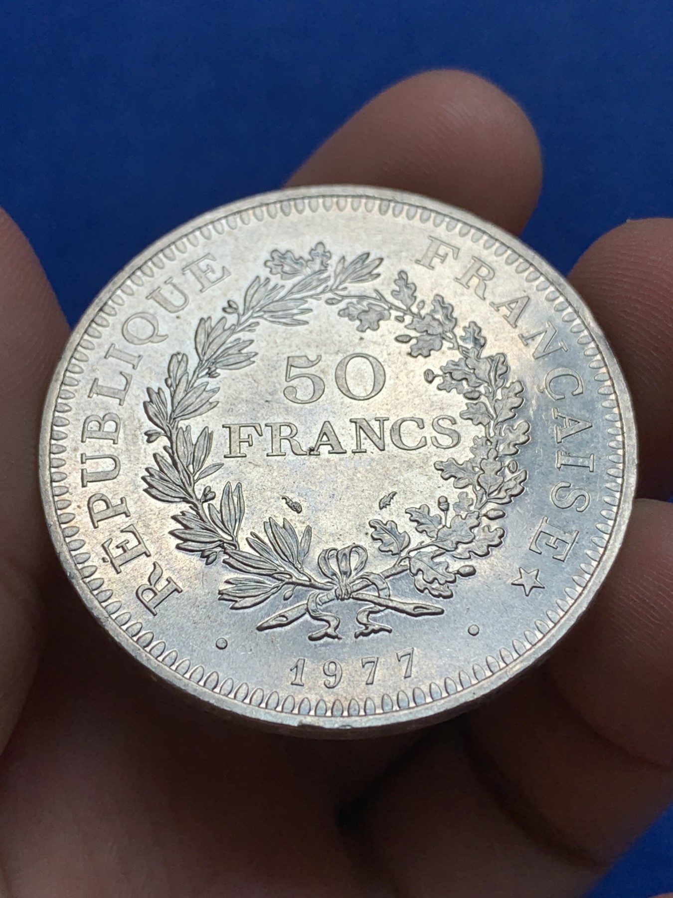 《竞宝斋》第195场-周日，周一 2场 (全场包邮) 法国1977年大力神50法郎大银币 十字光 未使用