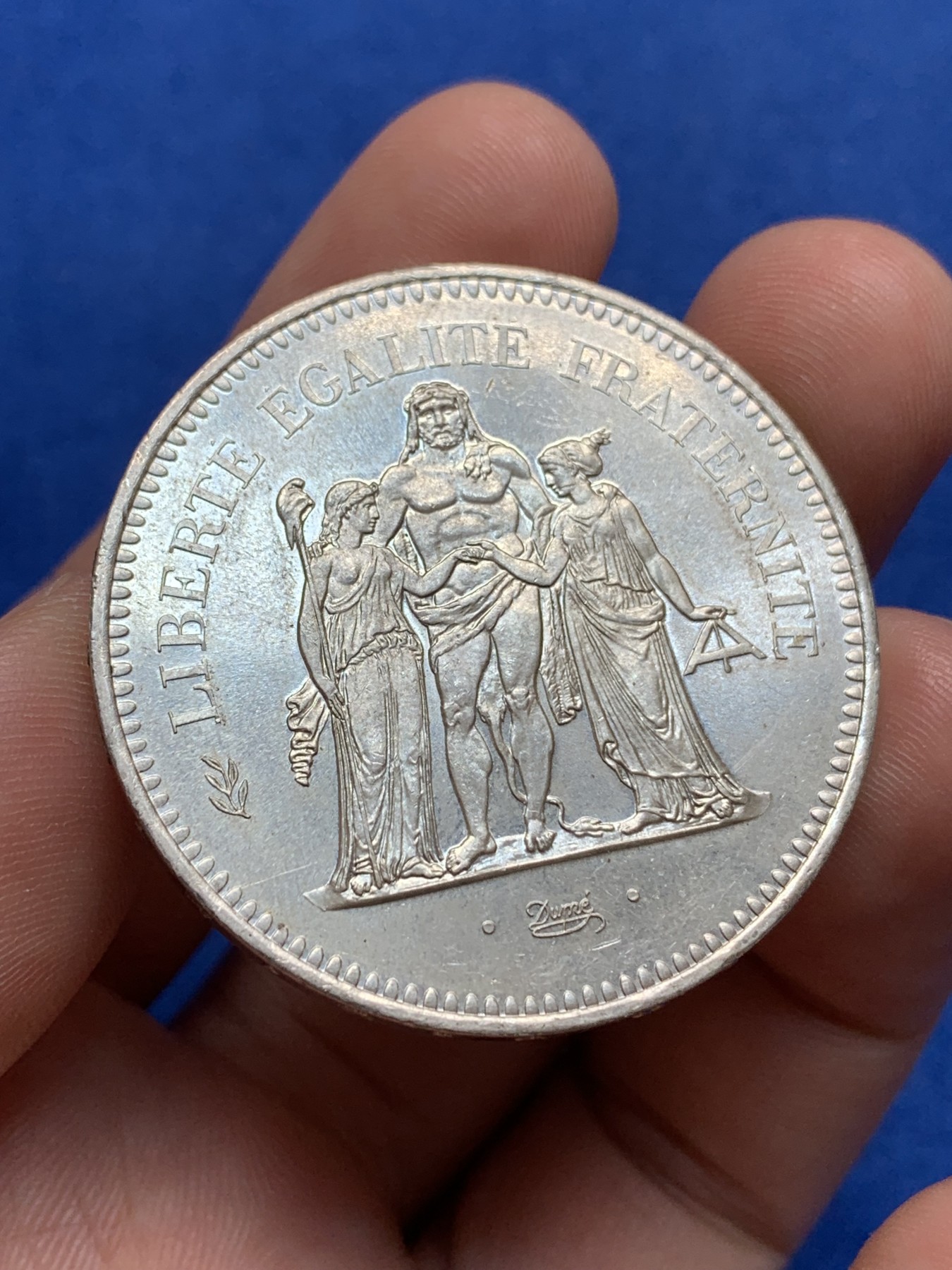 《竞宝斋》第195场-周日，周一 2场 (全场包邮) 法国1977年大力神50法郎大银币 十字光 未使用