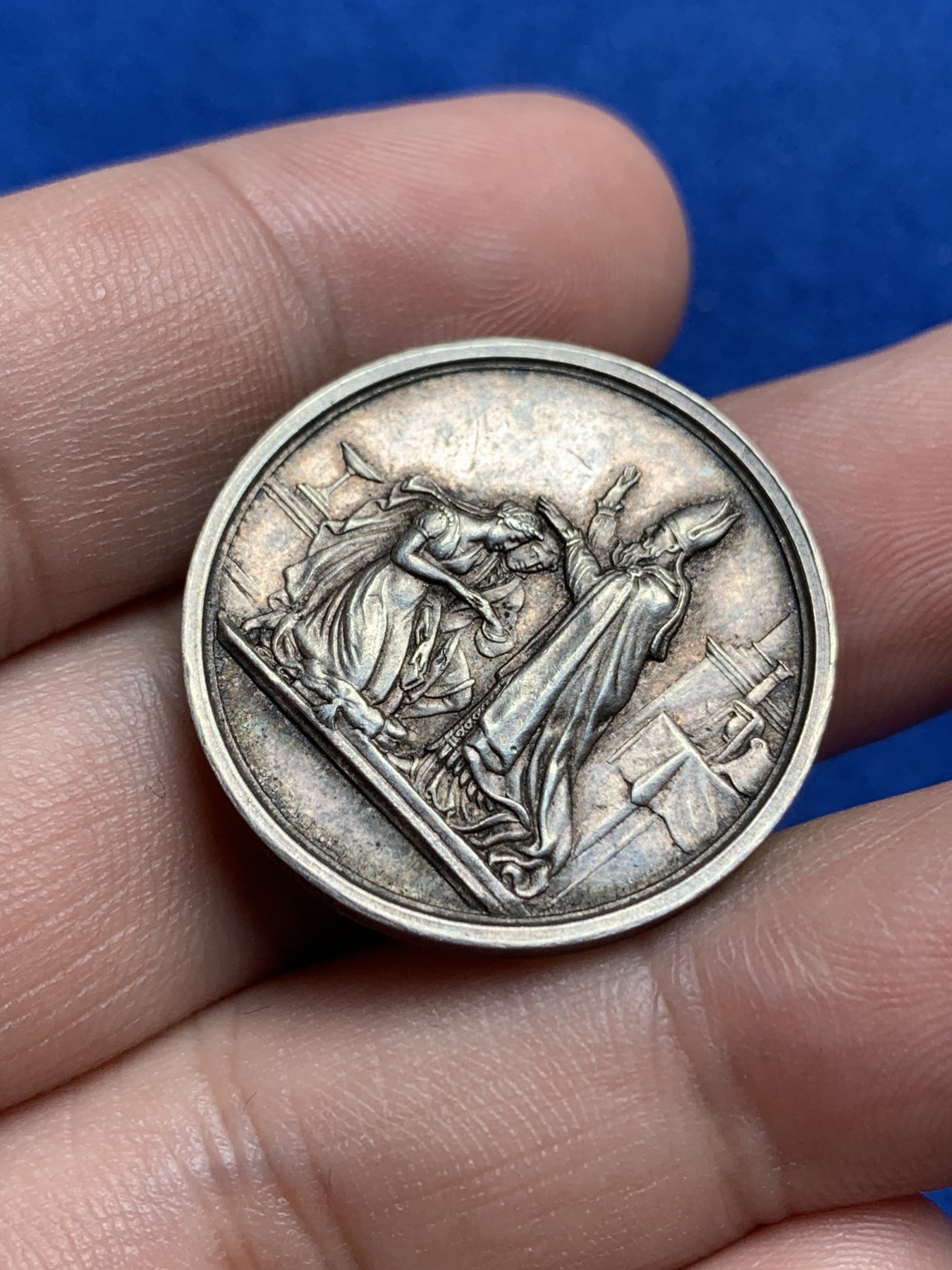 《竞宝斋》第195场-周日，周一 2场 (全场包邮) 法国1845-1860结婚纪念银章 手指边铭 9.8g  27.3mm 背面带刻字 包浆也好看