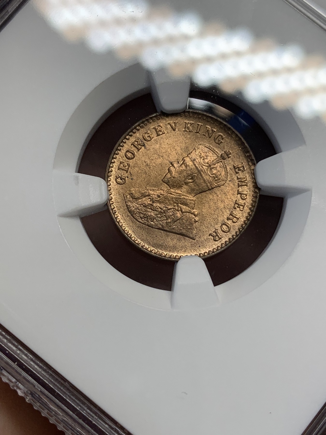 《竞宝斋》第195场-周日，周一 2场 (全场包邮) 两枚一组 NGC-MS64英属印度乔五1/12安娜铜币+NGC-MS62英属南非女王1便士铜币 光度好低评