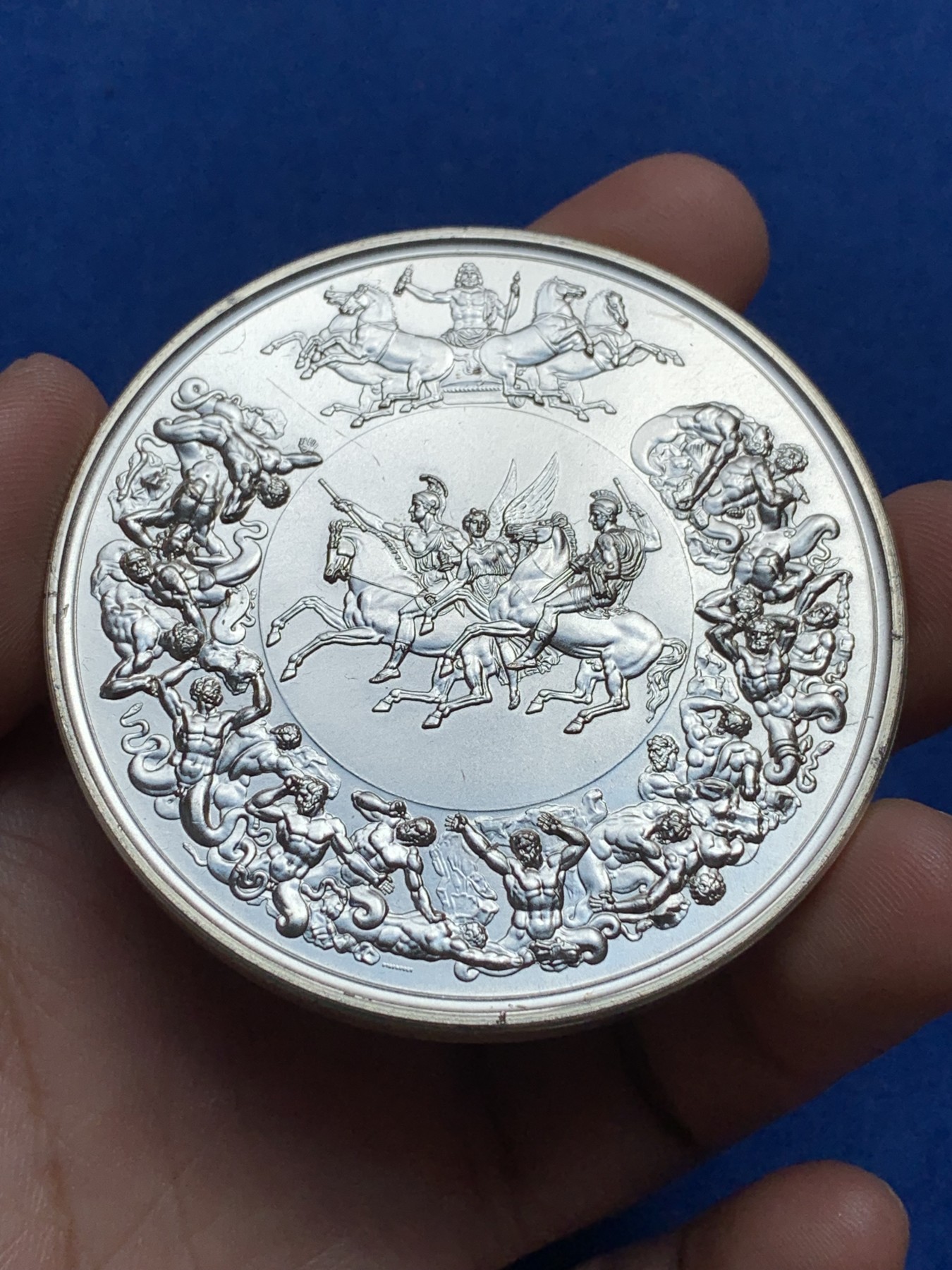 《竞宝斋》第195场-周日，周一 2场 (全场包邮) 英国滑铁卢战役175周年纪念银章  直径63.2mm  重量152.8g  非常厚重的大银章  边缘有银标