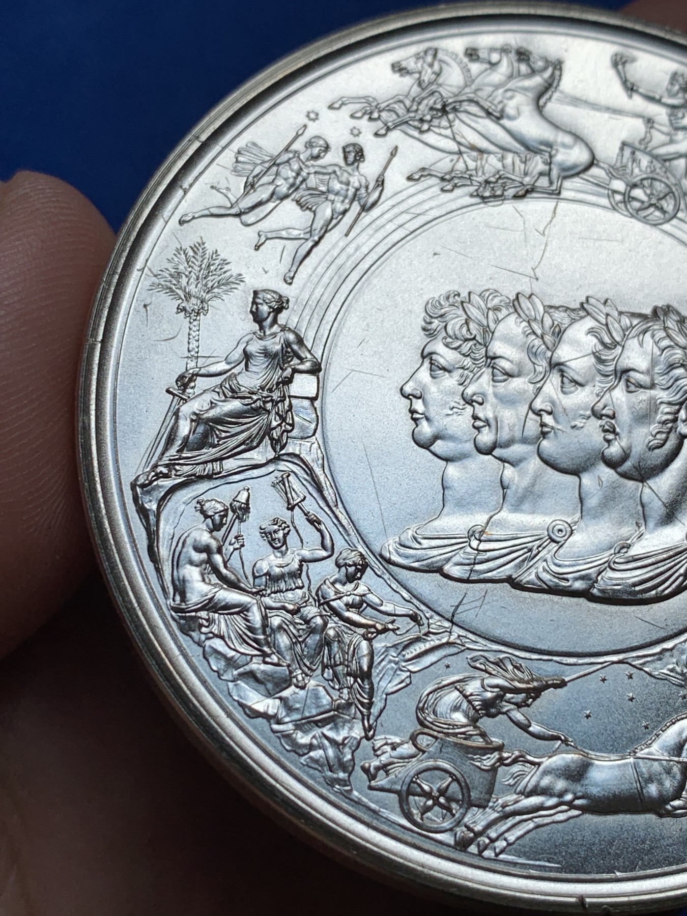 《竞宝斋》第195场-周日，周一 2场 (全场包邮) 英国滑铁卢战役175周年纪念银章  直径63.2mm  重量152.8g  非常厚重的大银章  边缘有银标