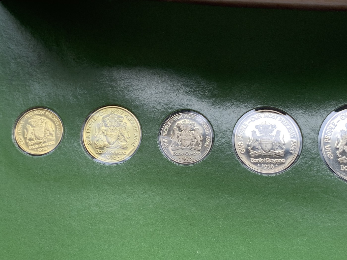 《竞宝斋》第195场-周日，周一 2场 (全场包邮) 1976年圭亚那 盒装套币 状态不错