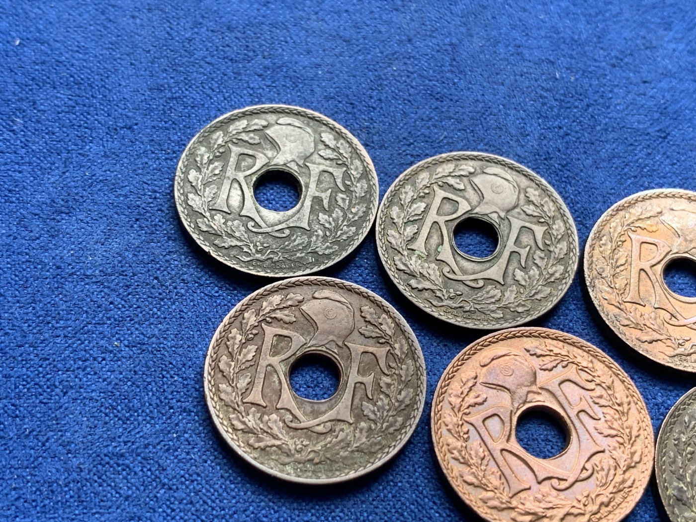 《竞宝斋》第195场-周日，周一 2场 (全场包邮) 6枚一组 法属印支1/2铜币一组，1940年最稀少