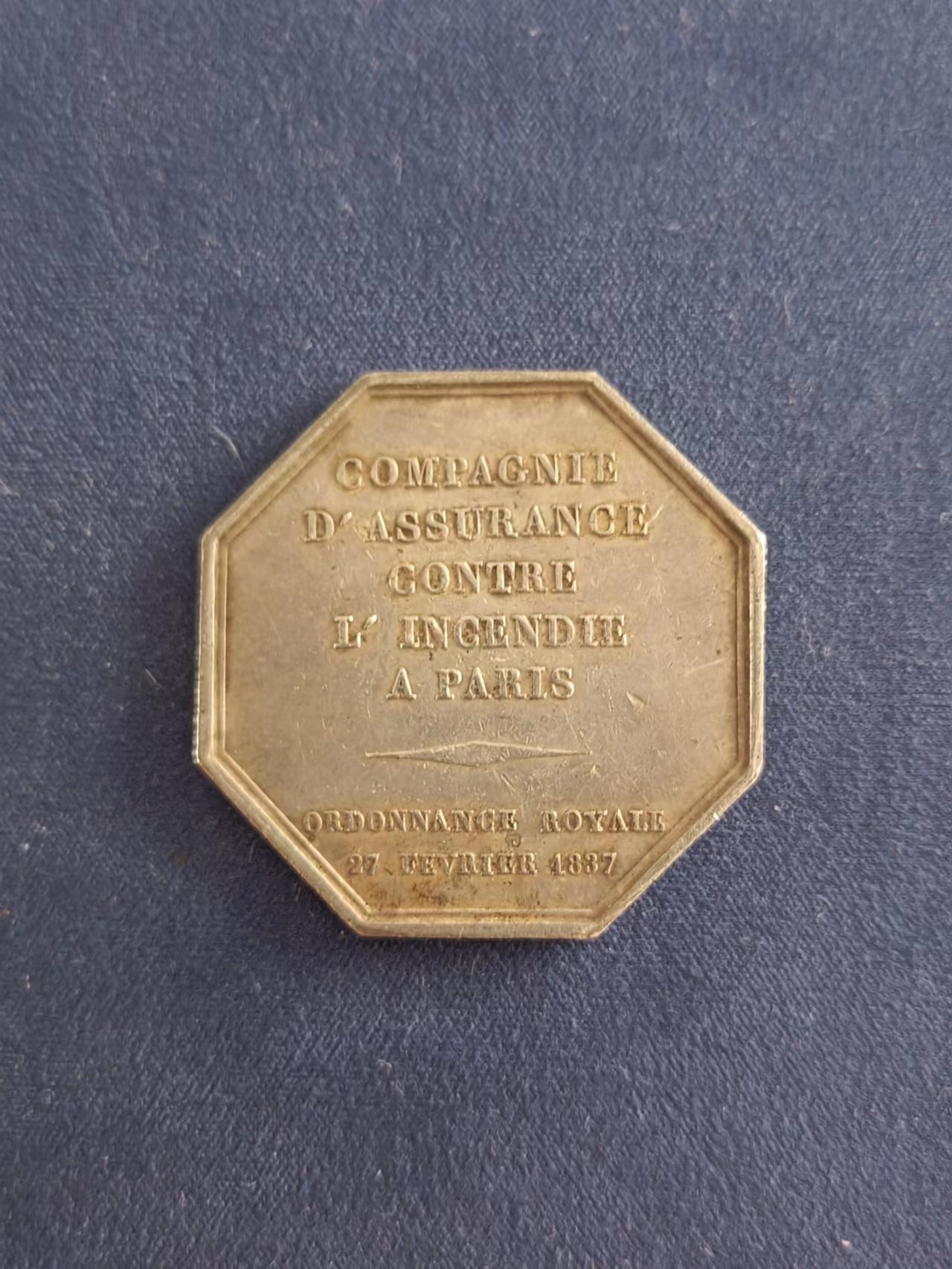 欧洲章牌专场第十六期 1830 年 法国八角银章，保险，36mm19.3g，油灯边铭
