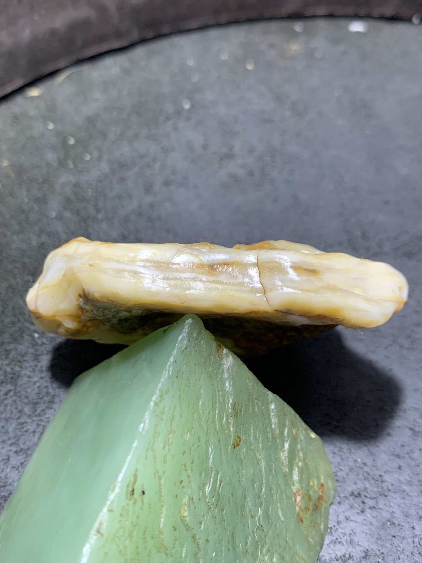 放福利！精美天然原皮阿拉善玛瑙原石手工雕刻佛字把件（吊坠）一颗，
