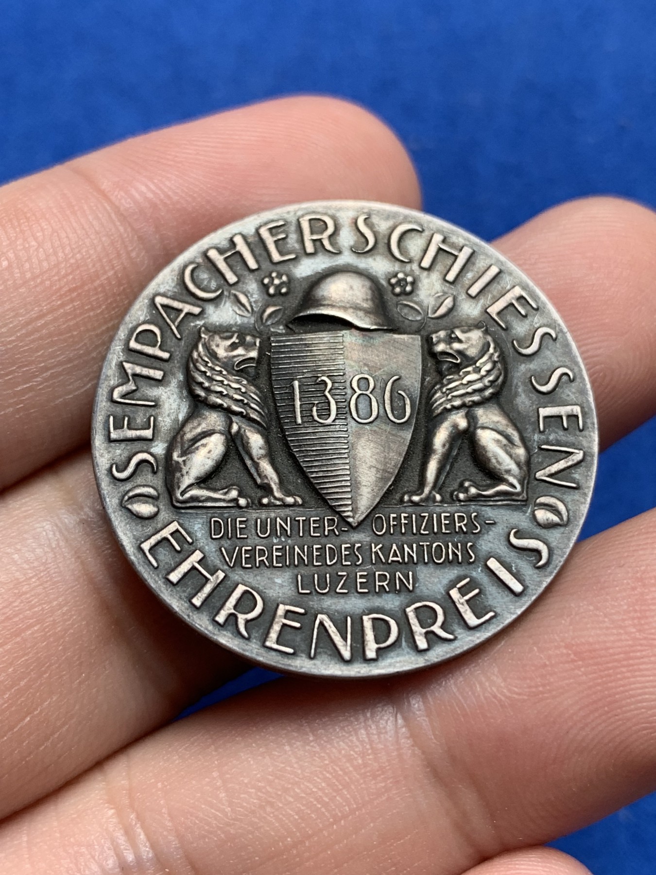 《竞宝斋》第195场-周日，周一 2场 (全场包邮) 1920年瑞士卢塞恩射去节天使银章直径32mm，重17g，少见品种，浮雕设计。尤其正面的天使，张开双翼 整个形象栩栩如生，跃然纸上。背面的双狮造型，也非常好看。评级品相