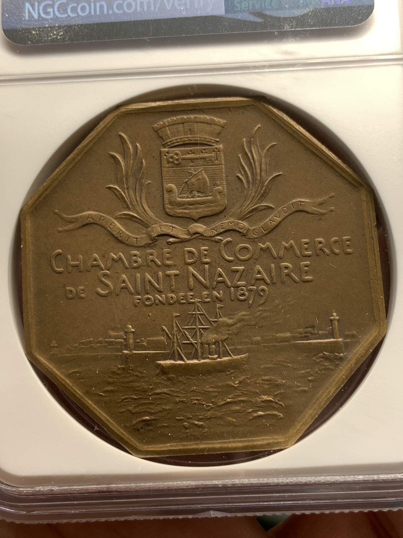 《竞宝斋》第195场-周日，周一 2场 (全场包邮) NGC MS63 罗蒂作品  法国 1879年 圣纳泽尔 商会八角铜章代用币 稀少品种 42mm巨大规格