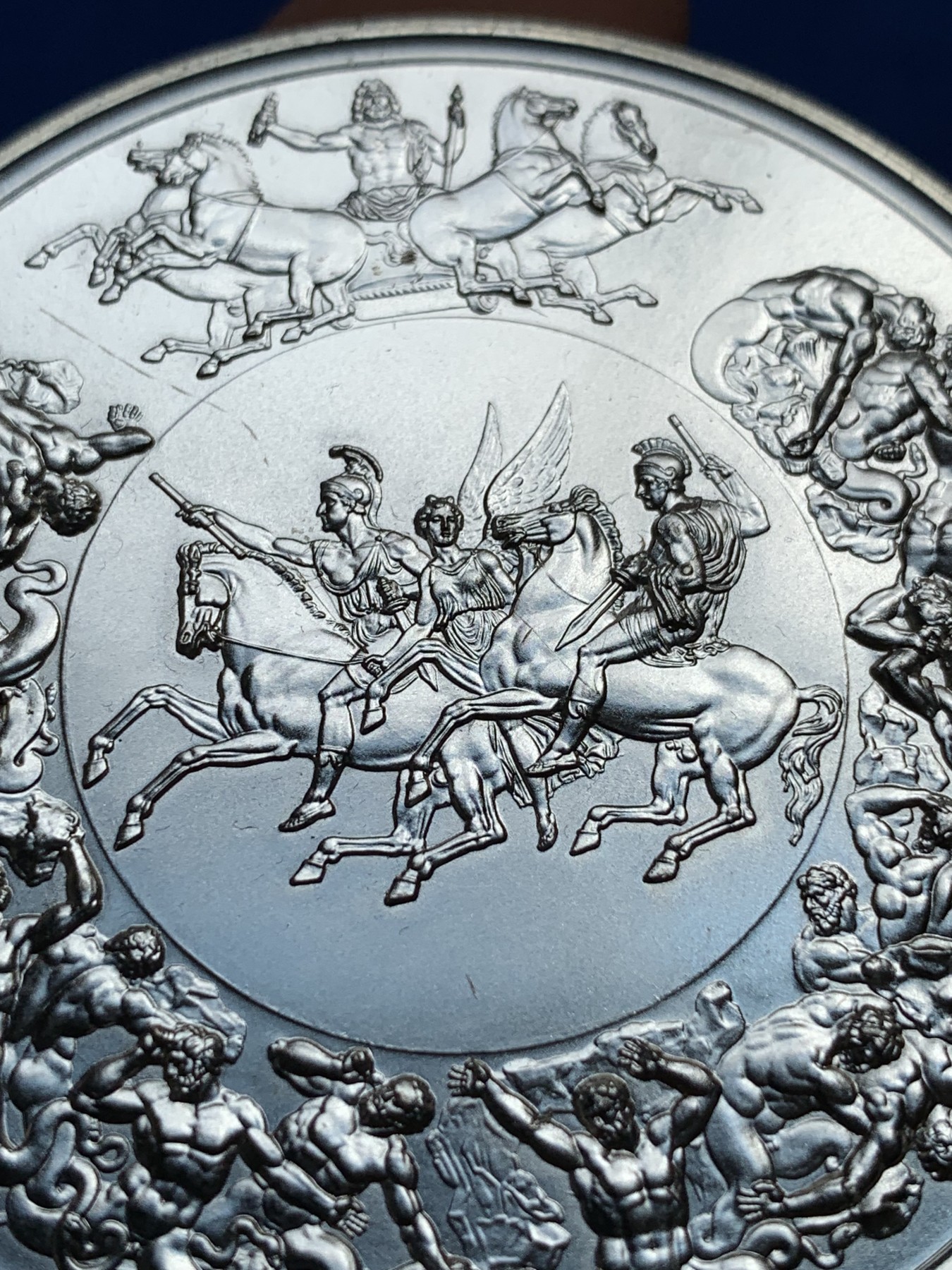 《竞宝斋》第195场-周日，周一 2场 (全场包邮) 英国滑铁卢战役175周年纪念银章  直径63.2mm  重量152.8g  非常厚重的大银章  边缘有银标