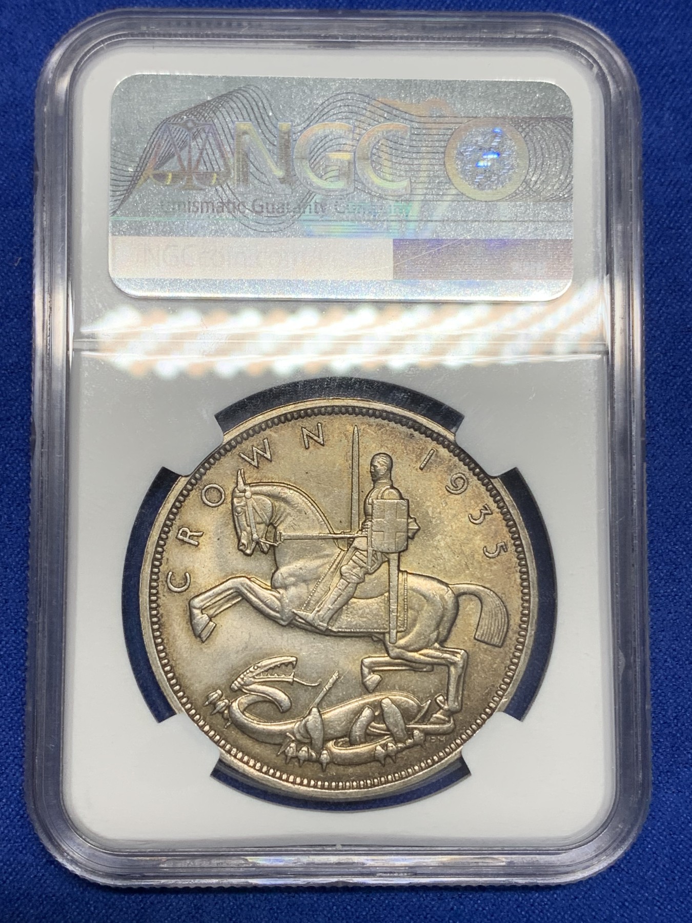 《竞宝斋》第195场-周日，周一 2场 (全场包邮) NGC- MS64 英国1935年乔治五世木马剑银币，彩不遮光，木马剑五彩罕见。