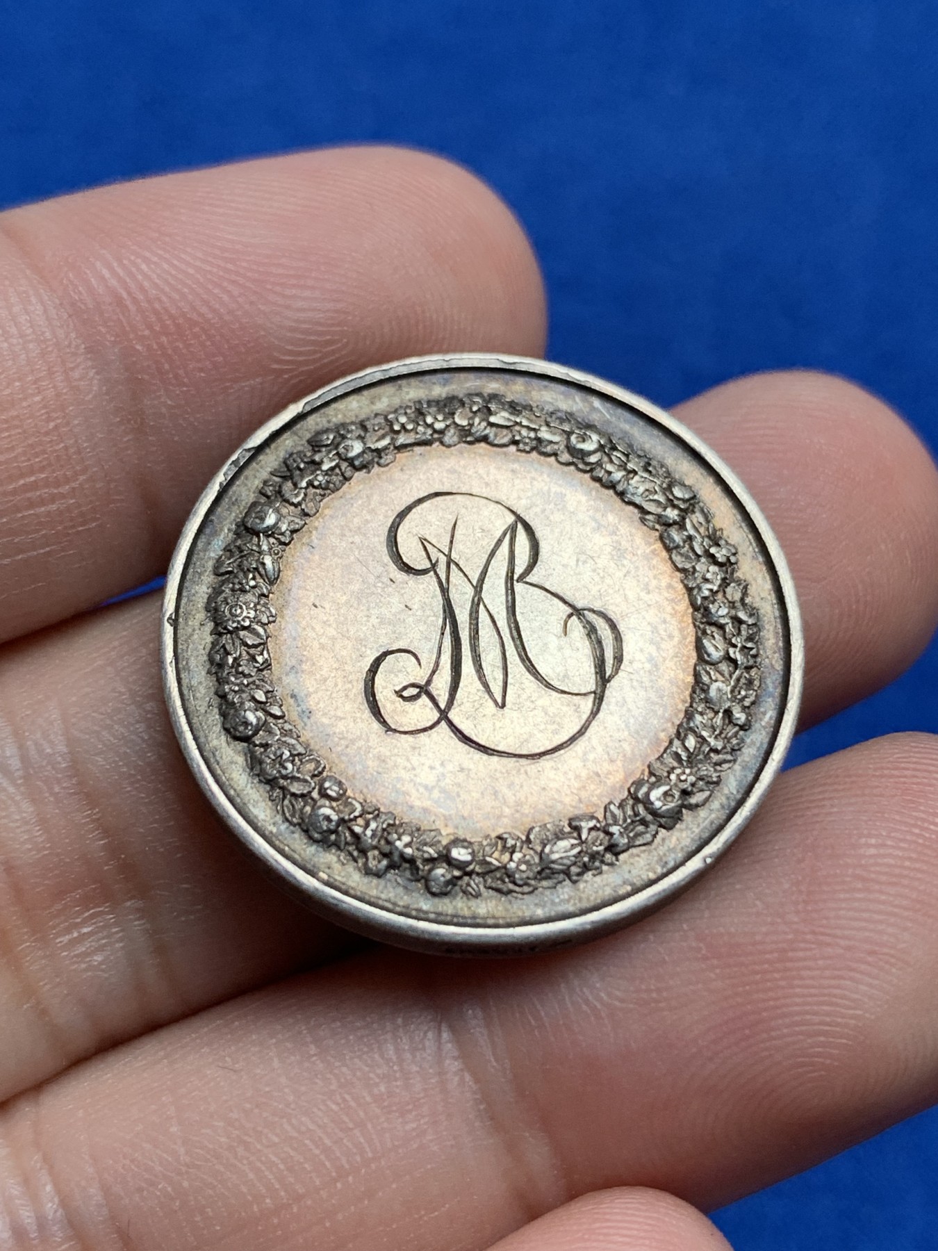 《竞宝斋》第195场-周日，周一 2场 (全场包邮) 法国1845-1860结婚纪念银章 手指边铭 9.8g  27.3mm 背面带刻字 包浆也好看