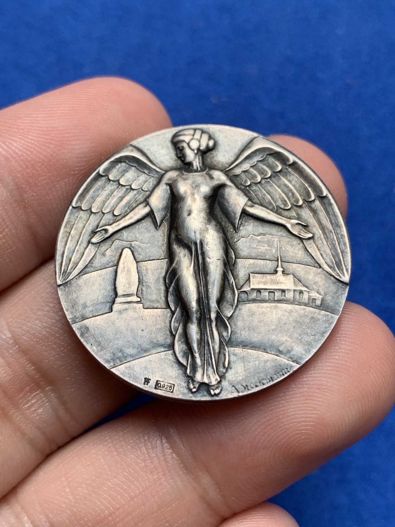《竞宝斋》第195场-周日，周一 2场 (全场包邮) 1920年瑞士卢塞恩射去节天使银章直径32mm，重17g，少见品种，浮雕设计。尤其正面的天使，张开双翼 整个形象栩栩如生，跃然纸上。背面的双狮造型，也非常好看。评级品相