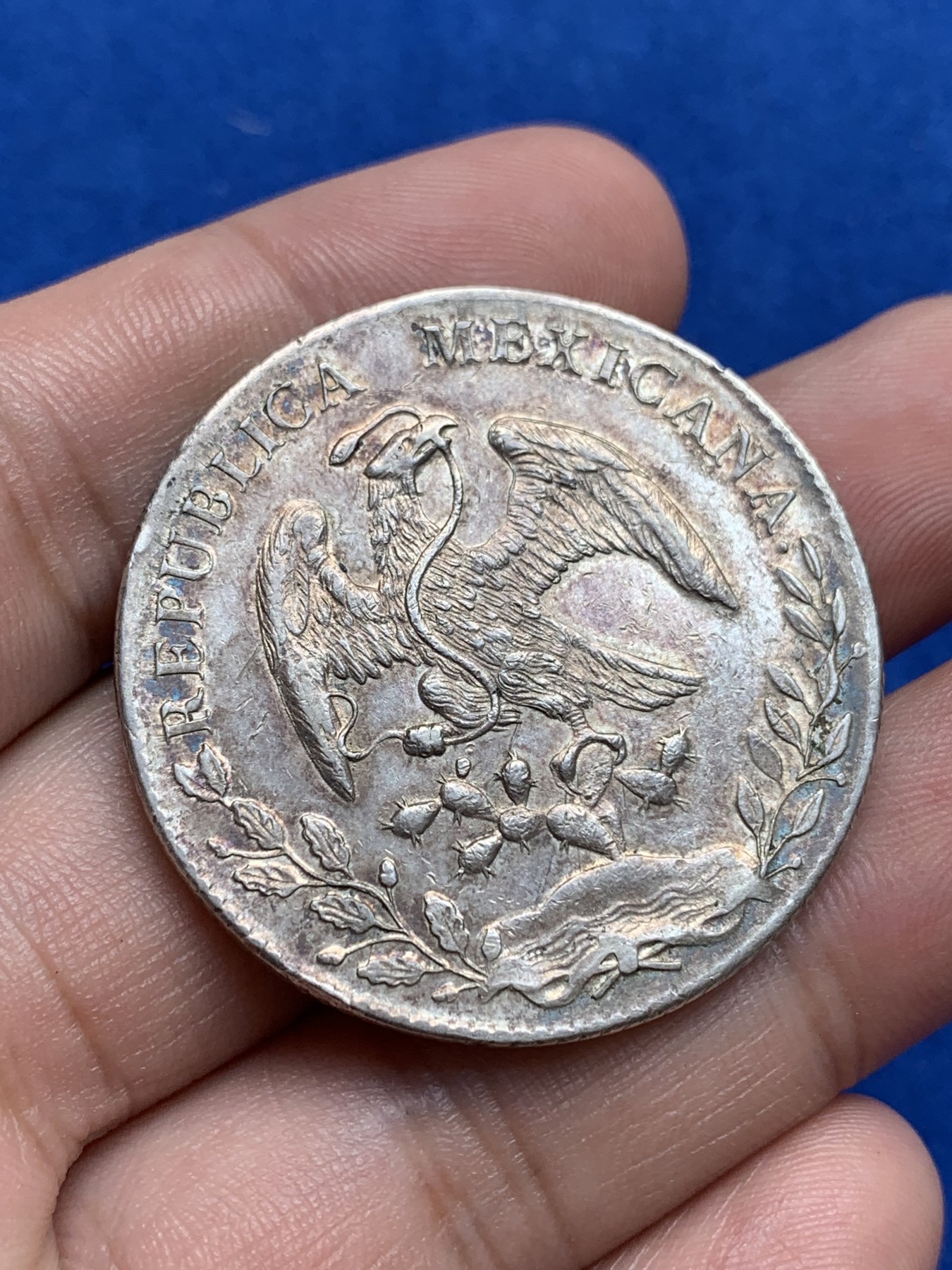 《竞宝斋》第195场-周日，周一 2场 (全场包邮) 墨西哥 1897年 8R 鹰洋 银币 纸袋棕金色彩色包浆  全羽好品 细节打制清晰 灯光下有转光