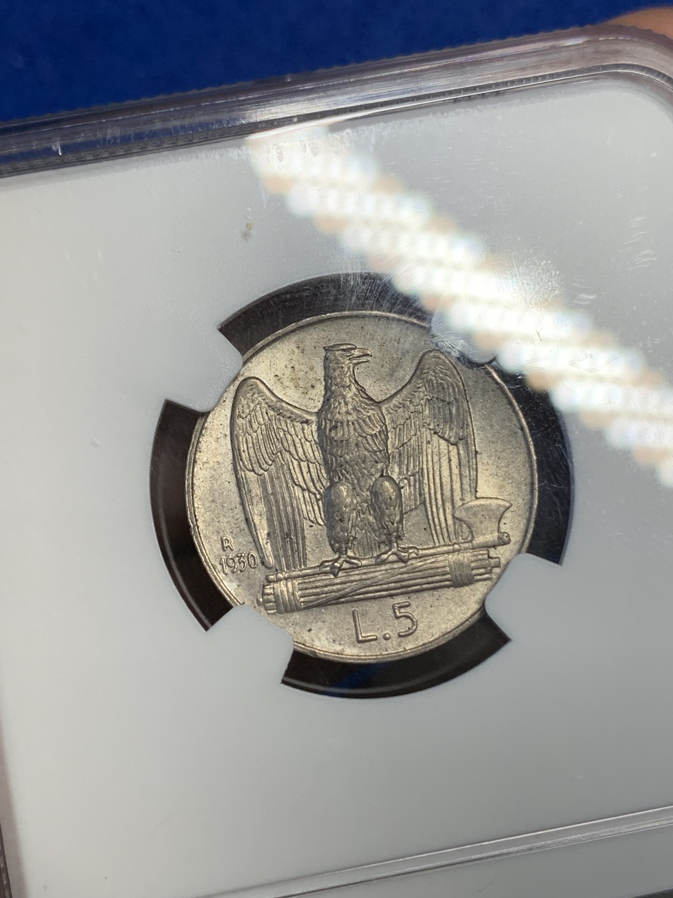 《竞宝斋》第195场-周日，周一 2场 (全场包邮) NGC-MS62 意大利 1930年 鹰 5里拉 银币 淡黄彩