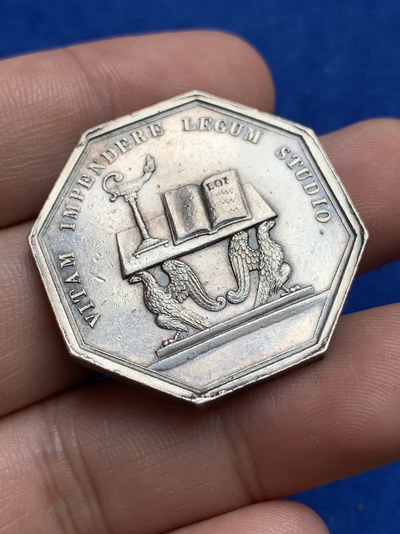 《竞宝斋》第195场-周日，周一 2场 (全场包邮) 法国1860-1879上诉法院和法律辩护八角银质代币 蜜蜂边铭 16.7g  33.5mm