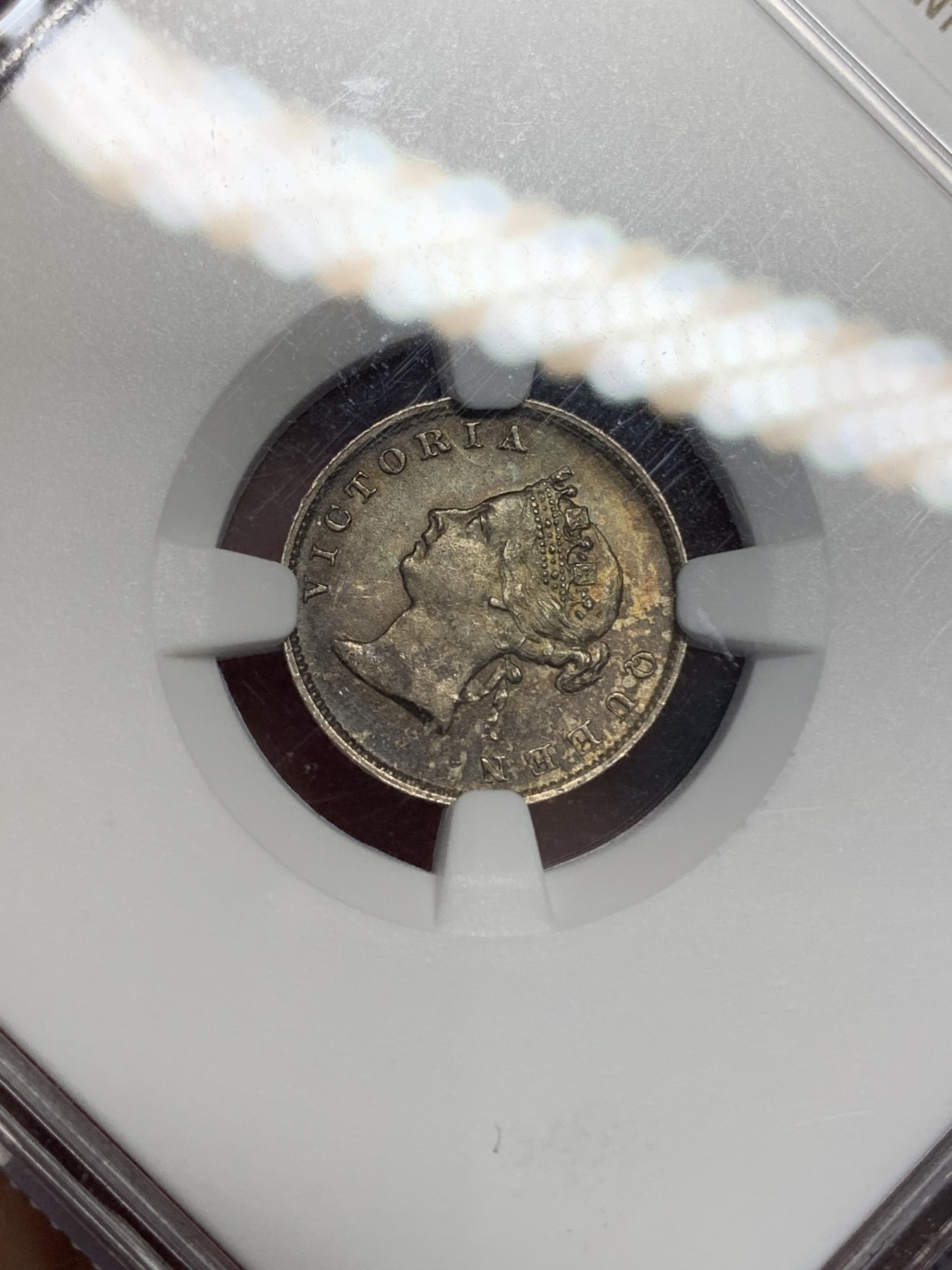 《竞宝斋》第195场-周日，周一 2场 (全场包邮) NGC-MS64 英属圭亚那 1891年 维多利亚女王4便士银币 币面五彩包浆