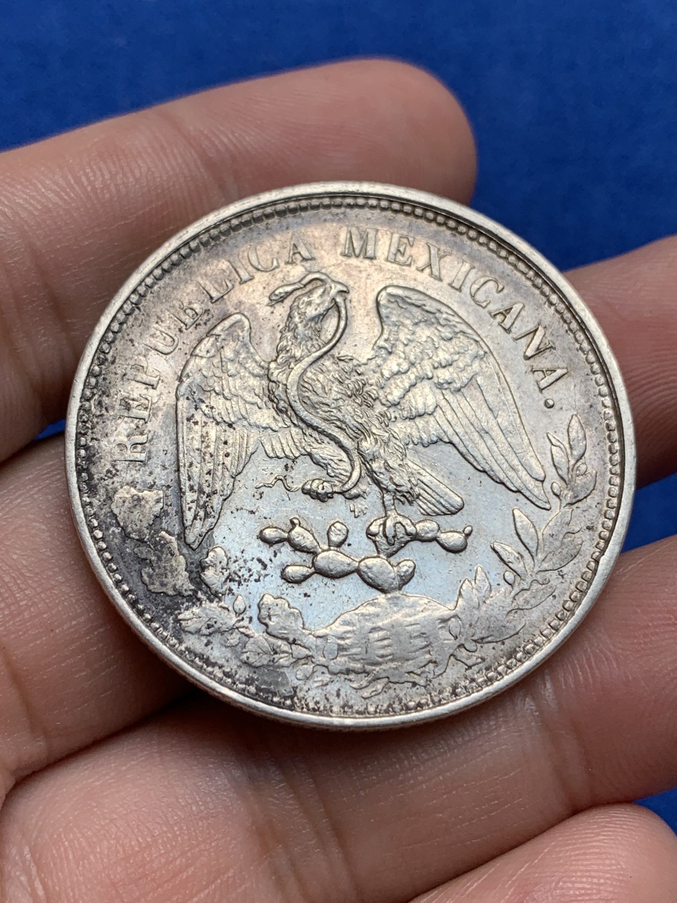 《竞宝斋》第195场-周日，周一 2场 (全场包邮) 墨西哥 1902年 8R 鹰洋 银币 带点灰色包浆  全羽好品 细节打制清晰 灯光下有弱转光 ngc评级砸盒币