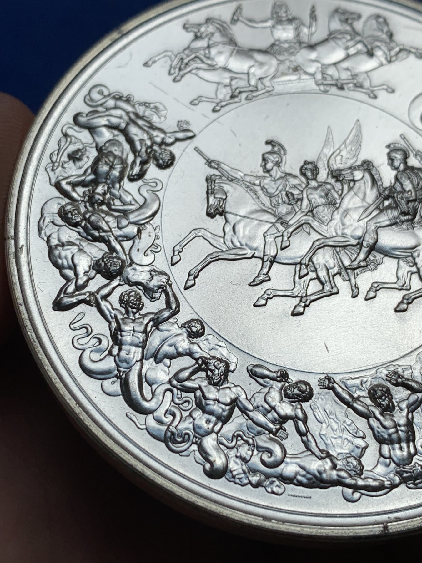 《竞宝斋》第195场-周日，周一 2场 (全场包邮) 英国滑铁卢战役175周年纪念银章  直径63.2mm  重量152.8g  非常厚重的大银章  边缘有银标