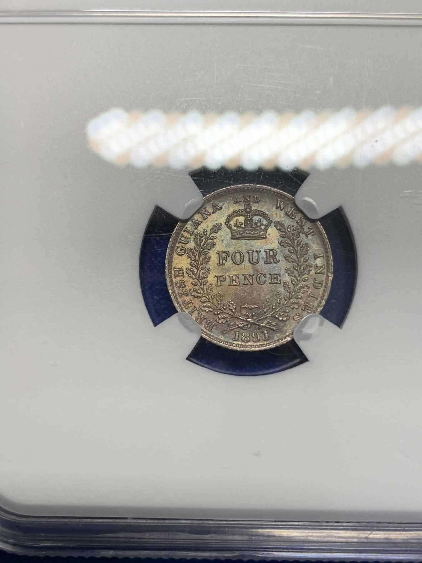 《竞宝斋》第195场-周日，周一 2场 (全场包邮) NGC-MS64 英属圭亚那 1891年 维多利亚女王4便士银币 币面五彩包浆