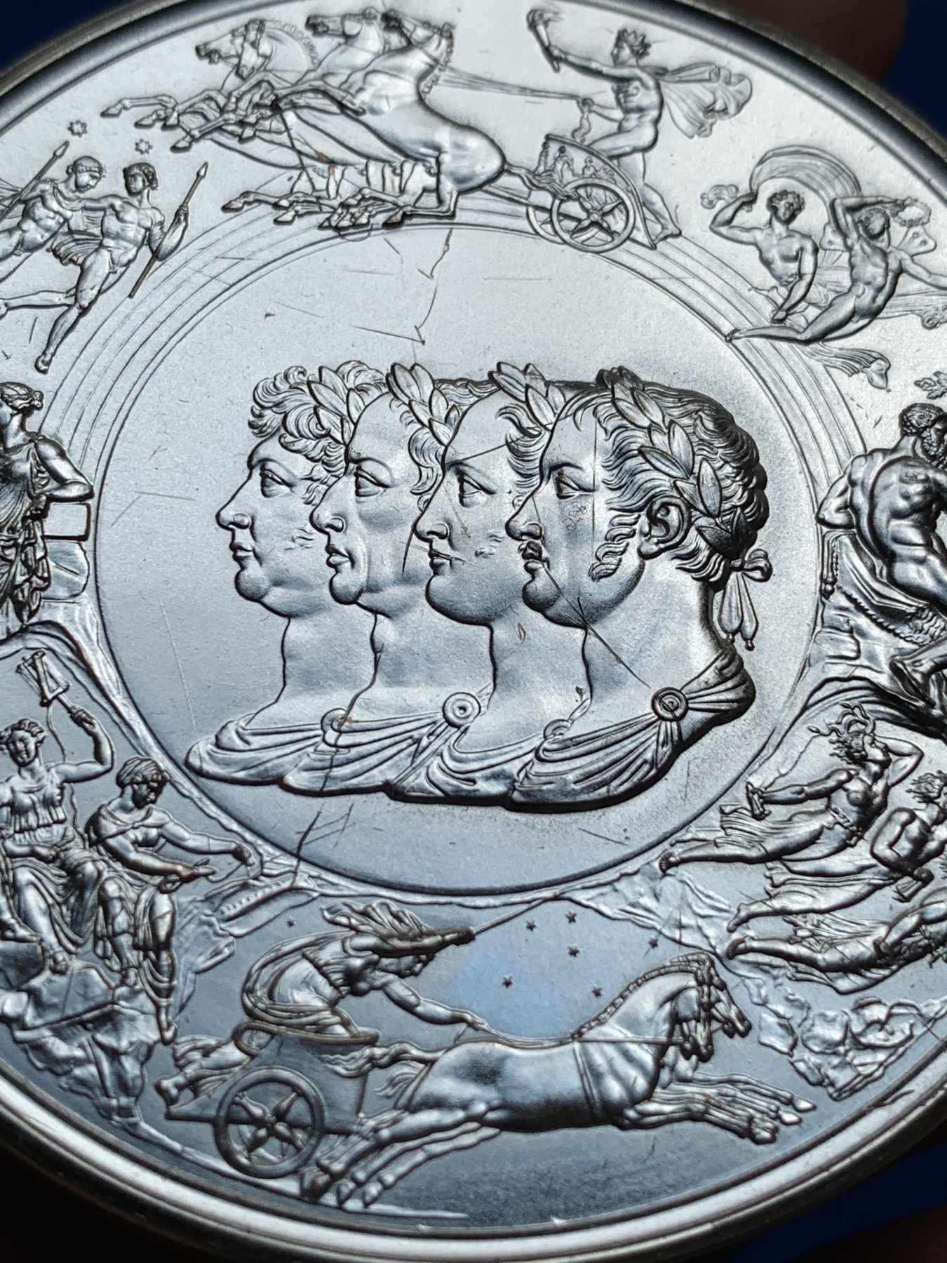 《竞宝斋》第195场-周日，周一 2场 (全场包邮) 英国滑铁卢战役175周年纪念银章  直径63.2mm  重量152.8g  非常厚重的大银章  边缘有银标