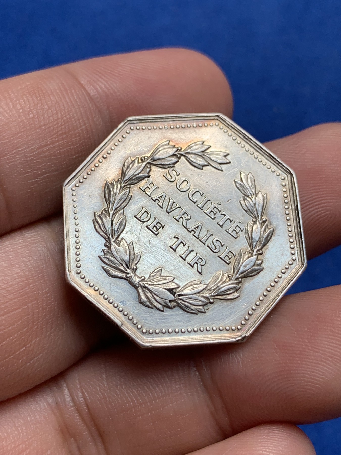 《竞宝斋》第195场-周日，周一 2场 (全场包邮) 法国 1880-1898 射击八角银质代币 极少见版本 14克 29.7mm 丰饶角边铭 银标