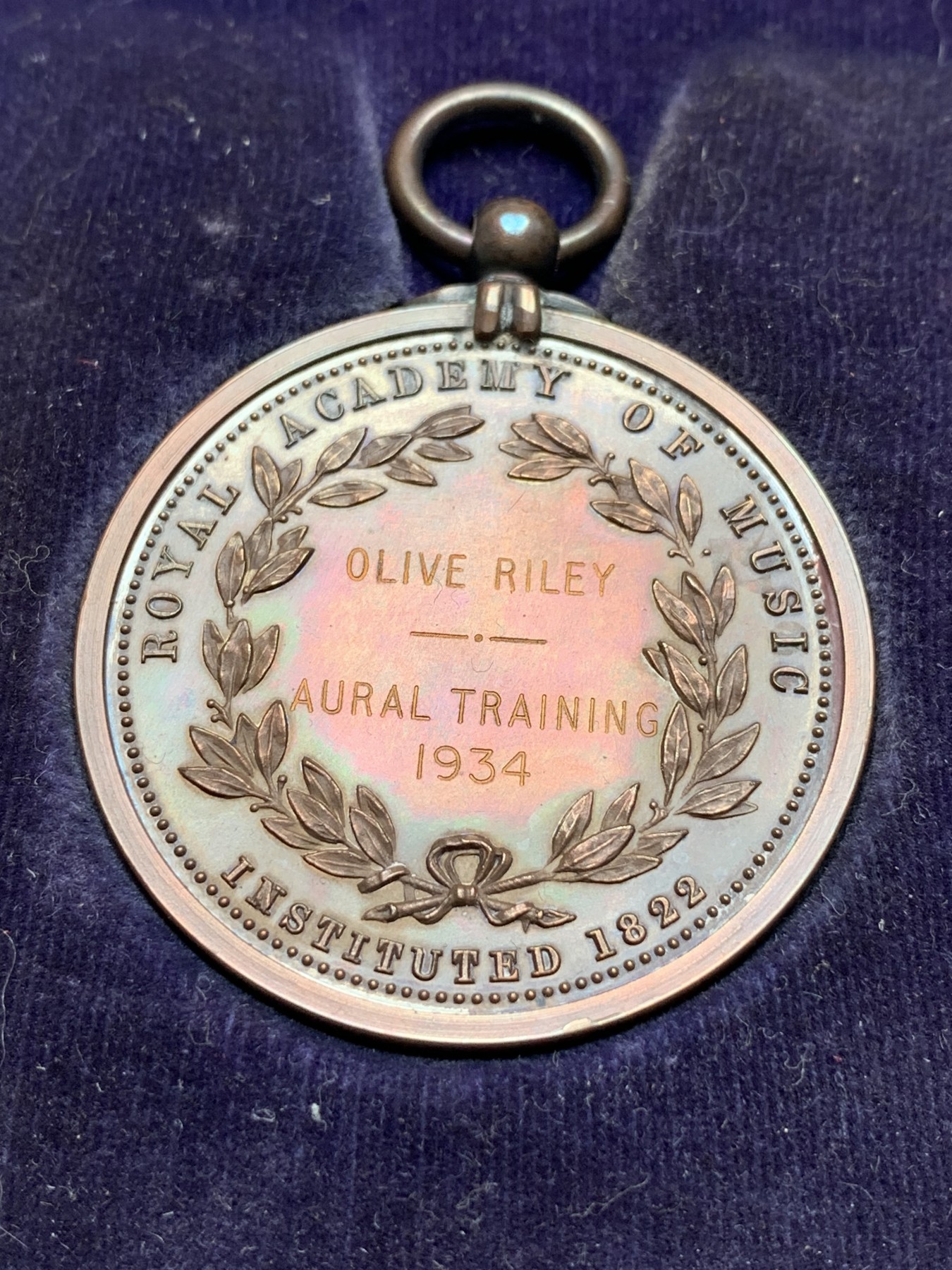 《竞宝斋》第195场-周日，周一 2场 (全场包邮) 1934年英国皇家音乐学院铜章（原盒）  直径40mm  重量35.5g  完美品