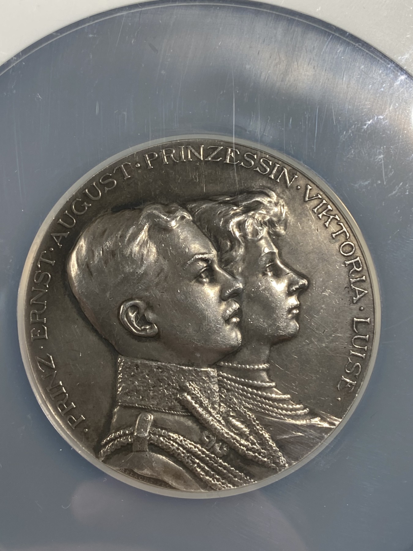 万国钱币拍卖第016期（奢华币章最终章） NGC MS61 1913年德国普鲁士公主维多利亚·路易斯与不伦瑞克恩斯特·奥古斯特结婚纪念大银章 非常稀少 两帮大纹章及其精美 56MM 74G