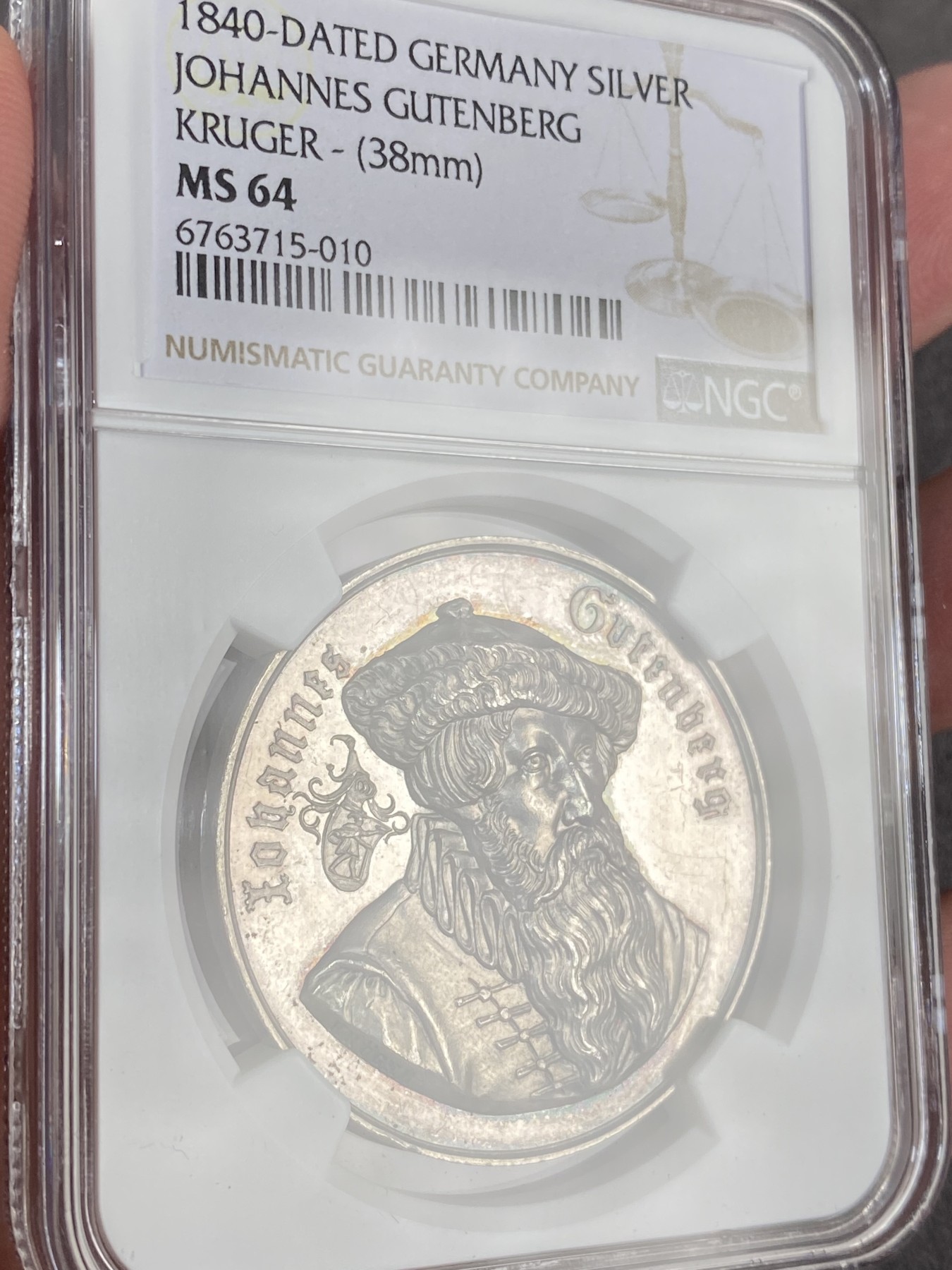 万国钱币拍卖第016期（奢华币章最终章） NGC MS64 1840年德国约翰内斯·古腾堡发明印刷机400周年纪念大银章 哥特体雕字与高浮雕家族盾徽非常帅气 首见品种仅见一枚 不要错过 38MM