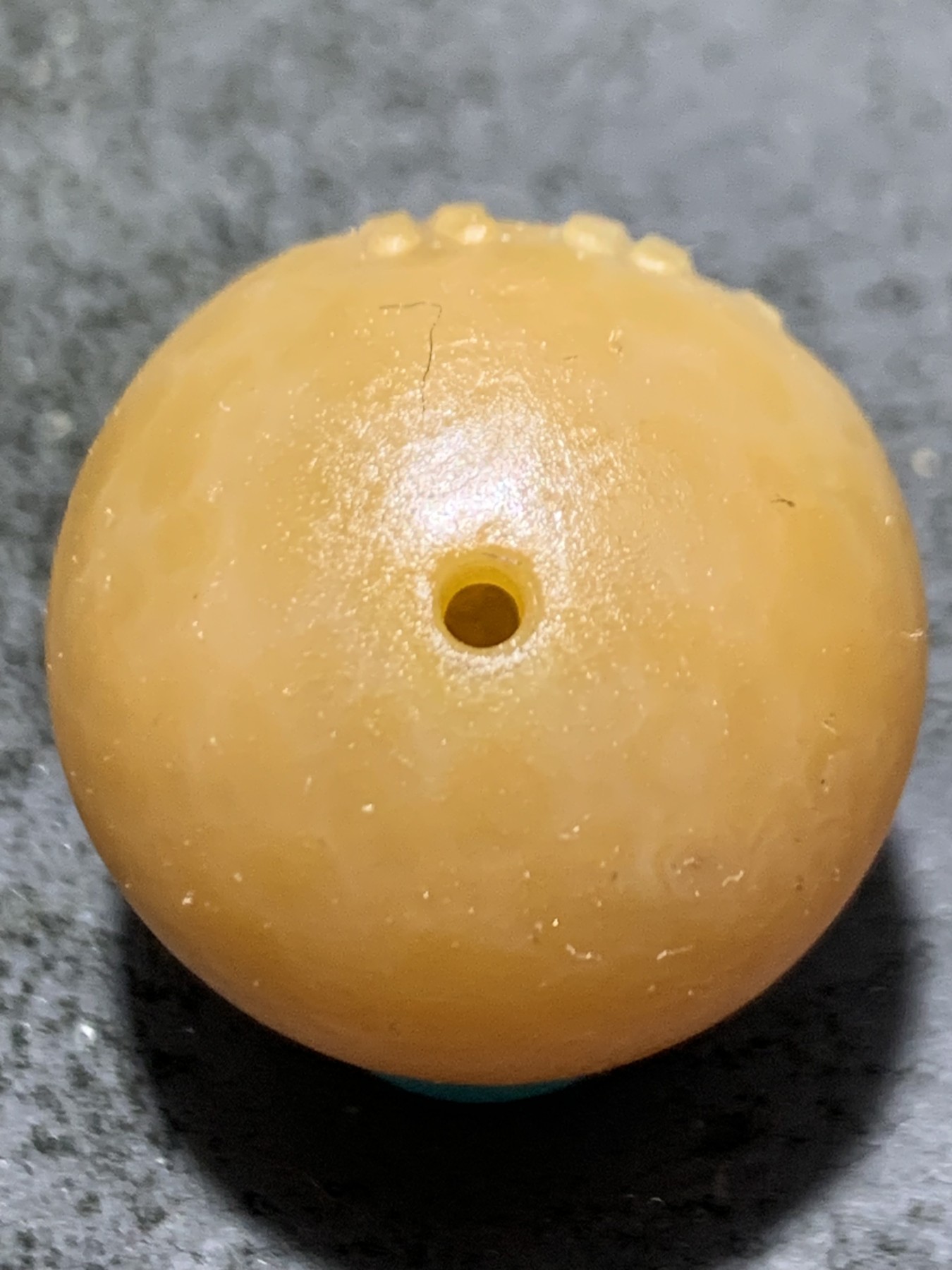 精美亚光黄料战国红玛瑙手工雕刻佛字珠一颗！