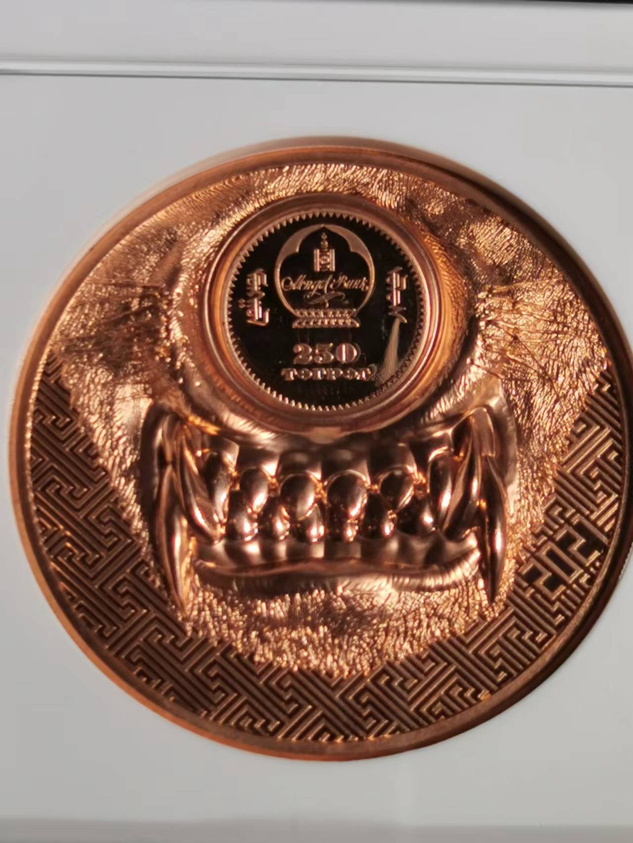 刘世昌艺术品销售中心～虎踞龙蟠*金杨在线联拍群第515期 蒙古2021年“草原狼～双面高浮雕”50克250图格里克精制纪念铜币（NGC  PF69RDUC   串号：6752013-003 ）1枚，原证书。