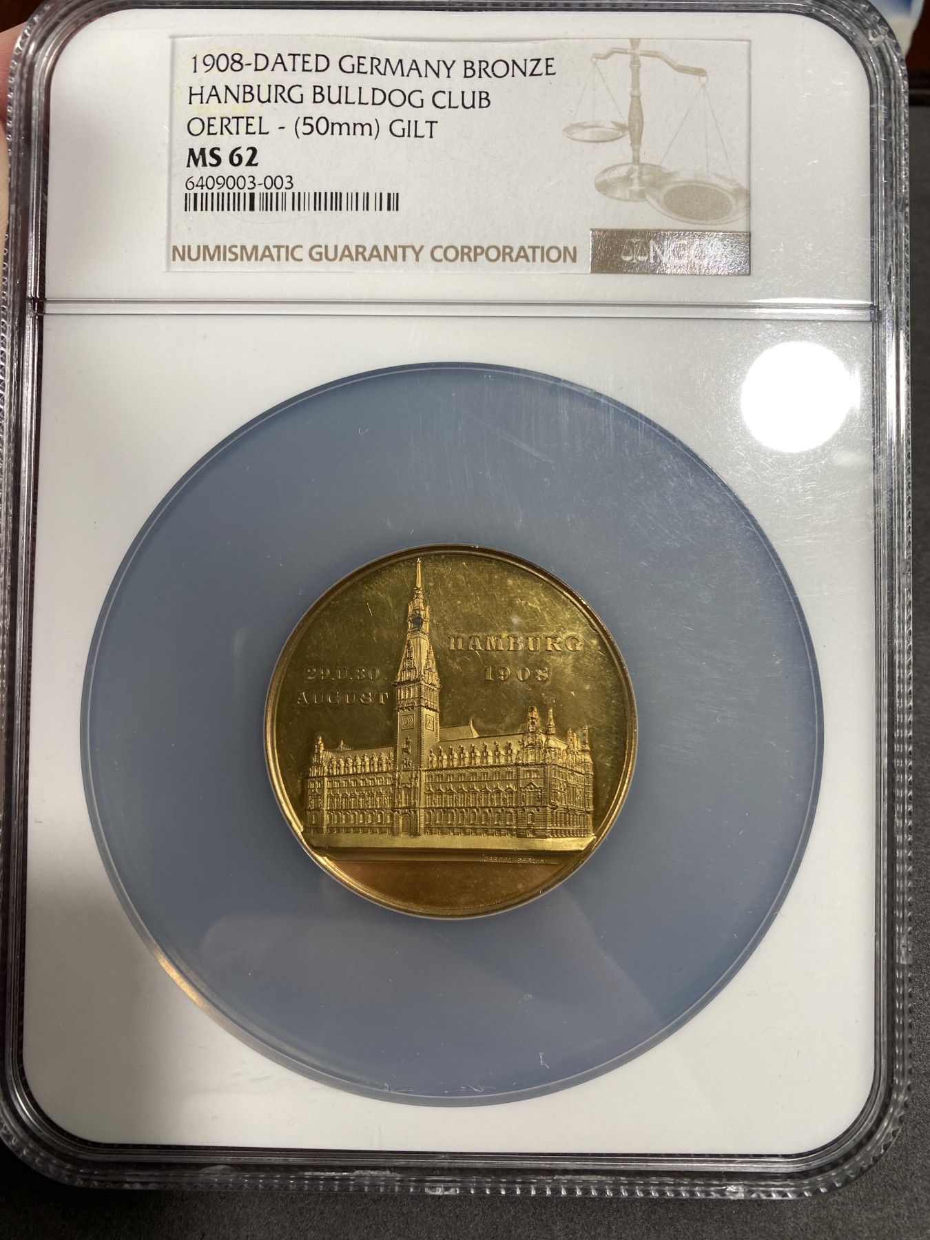 万国钱币拍卖第016期（奢华币章最终章） NGC MS62 1908年德国汉堡市政厅景观镀金纪念大铜章 50MM 金碧辉煌