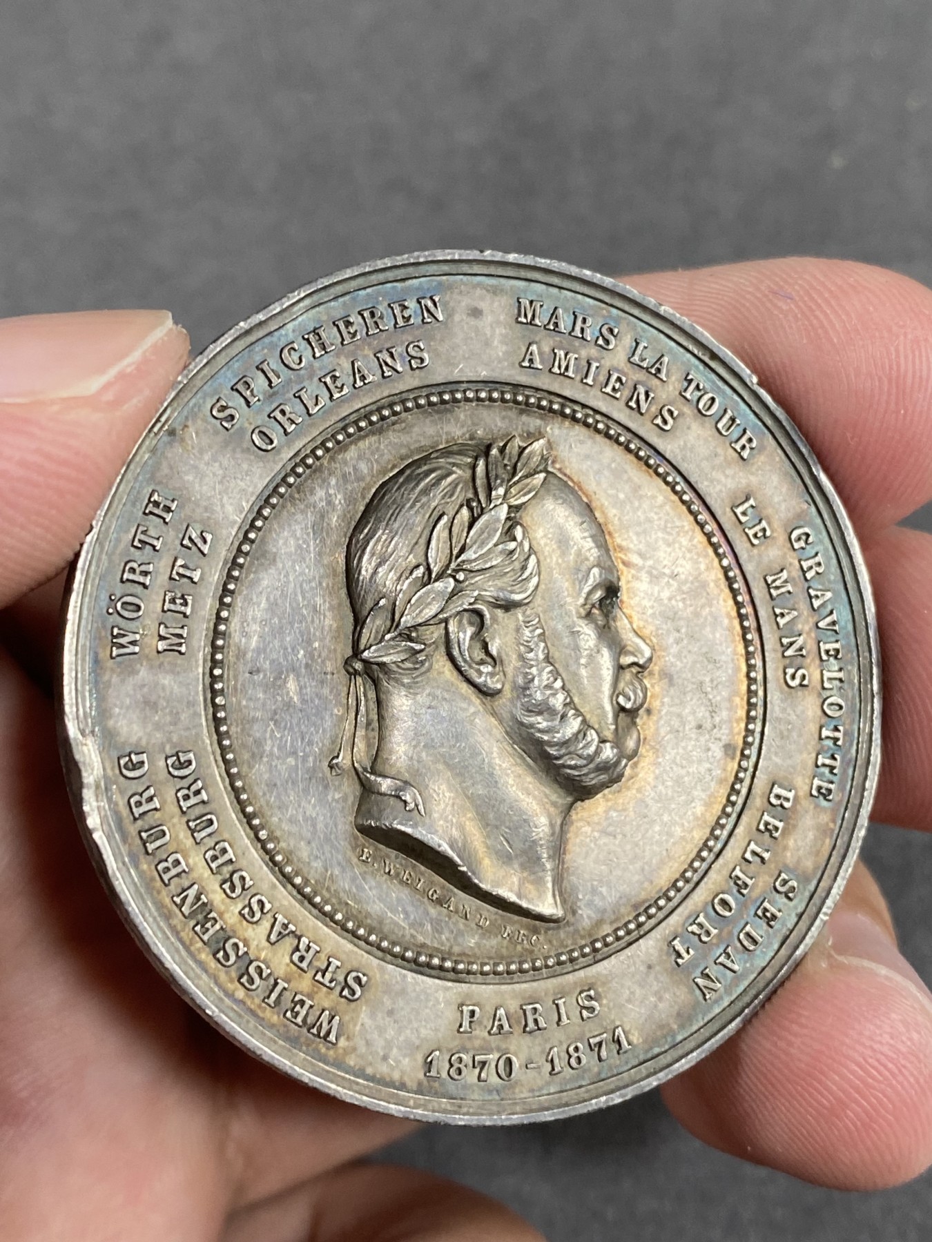 万国钱币拍卖第016期（奢华币章最终章） 1871年德国威廉一世占领巴黎在凡尔赛宫镜厅加冕为德意志人民的皇帝纪念大银章 左右两边被征服城市的名称 首见罕见品种 暂未见到第二个 边缘有磕碰 45MM 29G