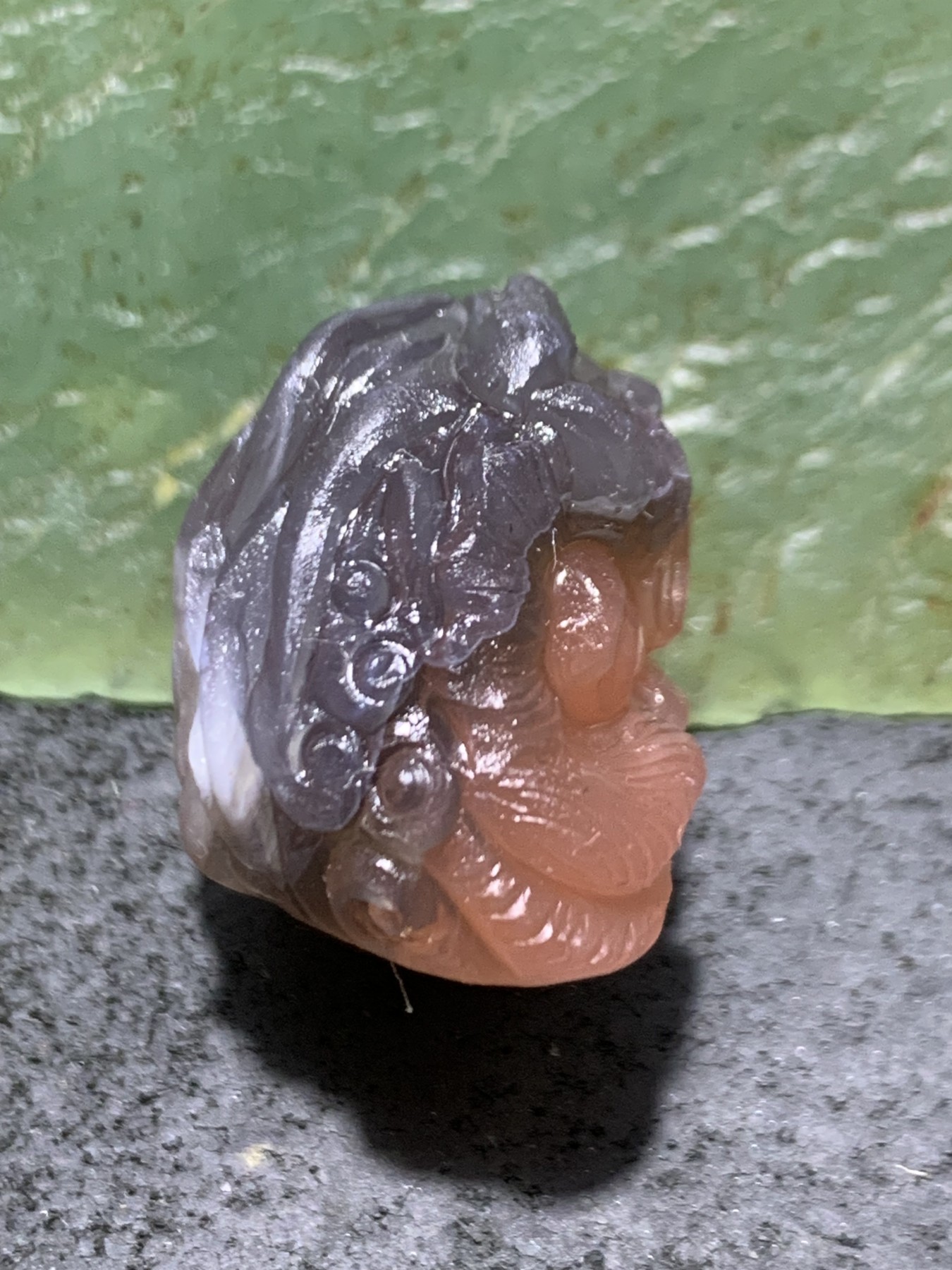 精美亚光非红玛瑙手工雕刻醒狮珠子（吊坠）一个，