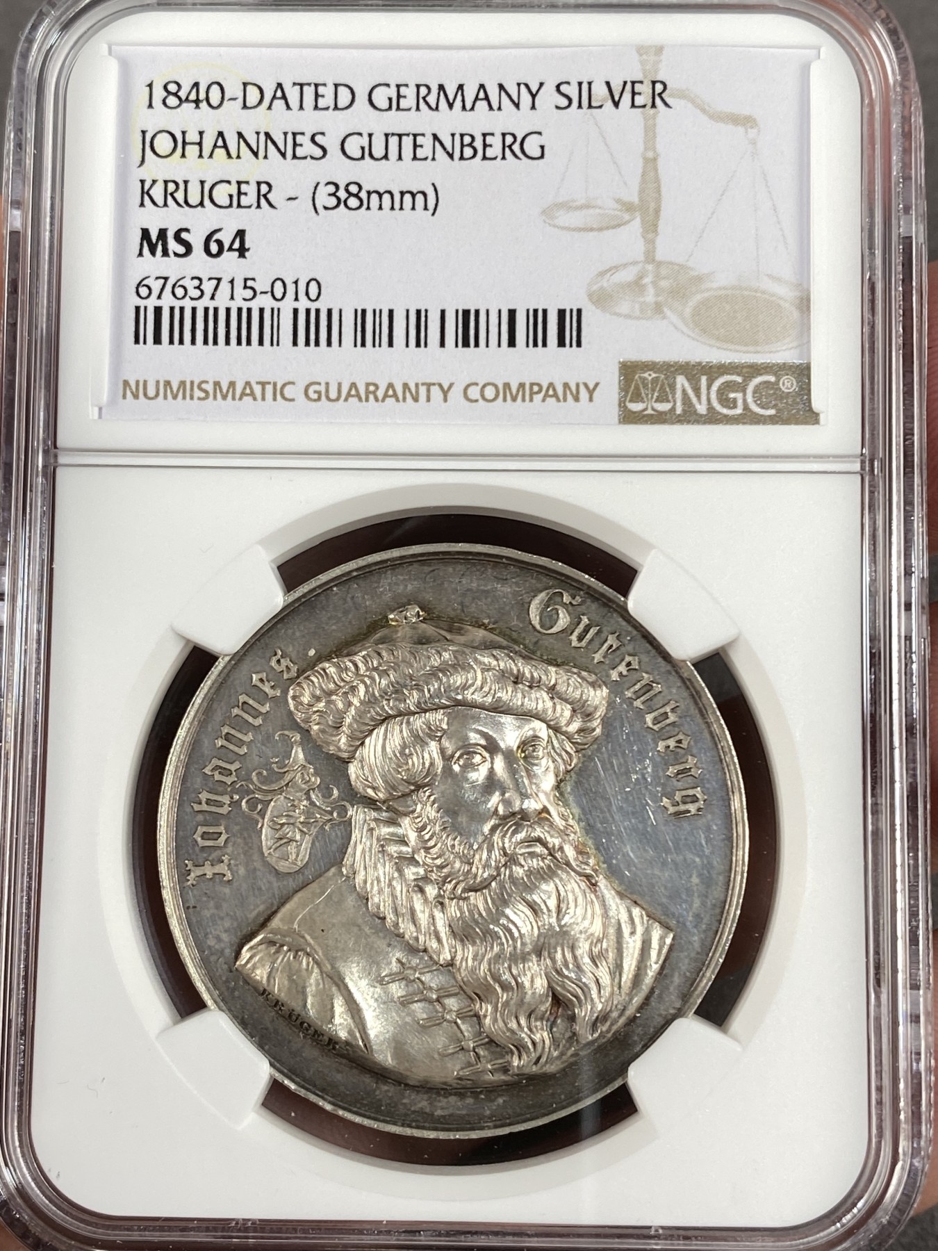 万国钱币拍卖第016期（奢华币章最终章） NGC MS64 1840年德国约翰内斯·古腾堡发明印刷机400周年纪念大银章 哥特体雕字与高浮雕家族盾徽非常帅气 首见品种仅见一枚 不要错过 38MM