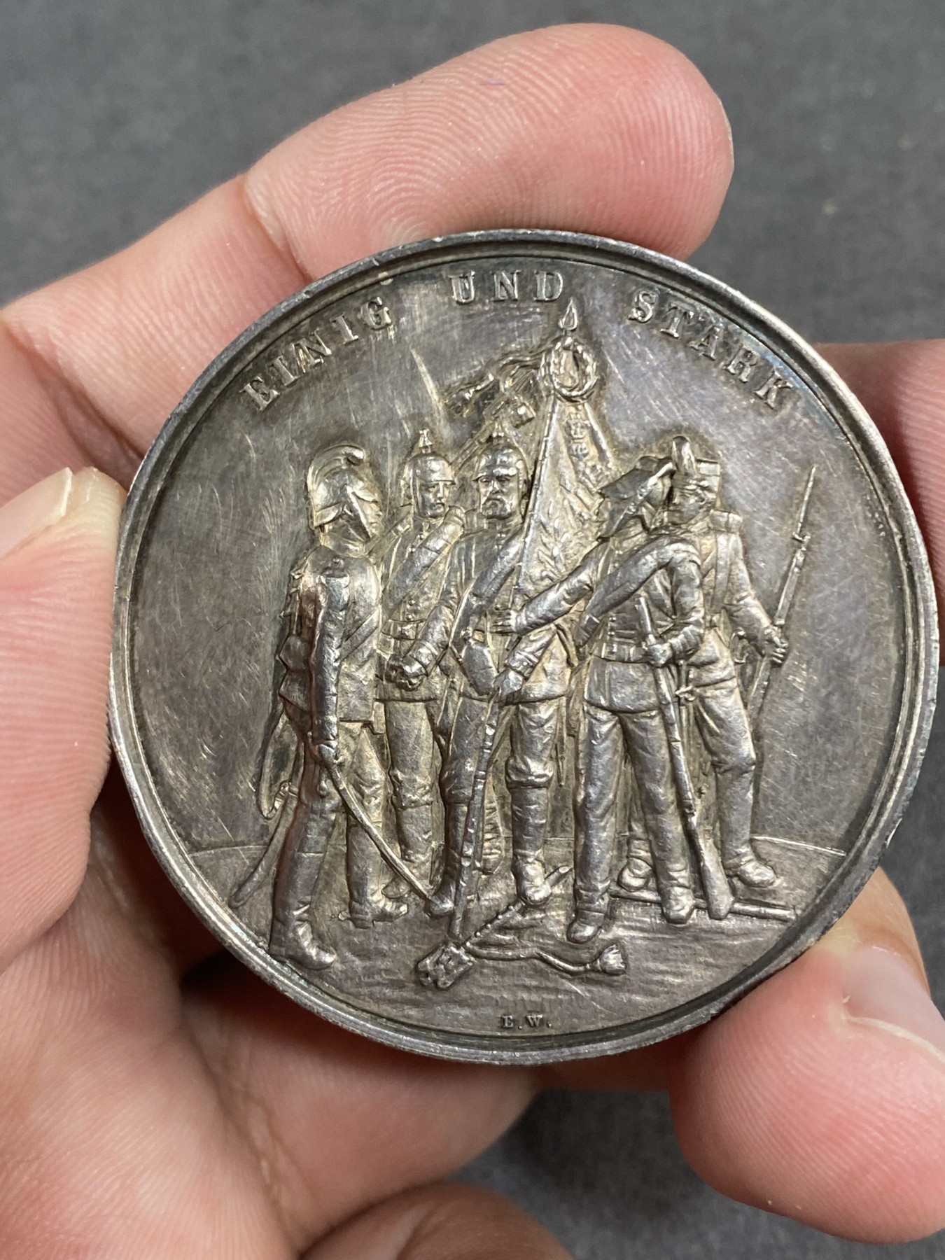 万国钱币拍卖第016期（奢华币章最终章） 1871年德国威廉一世占领巴黎在凡尔赛宫镜厅加冕为德意志人民的皇帝纪念大银章 左右两边被征服城市的名称 首见罕见品种 暂未见到第二个 边缘有磕碰 45MM 29G