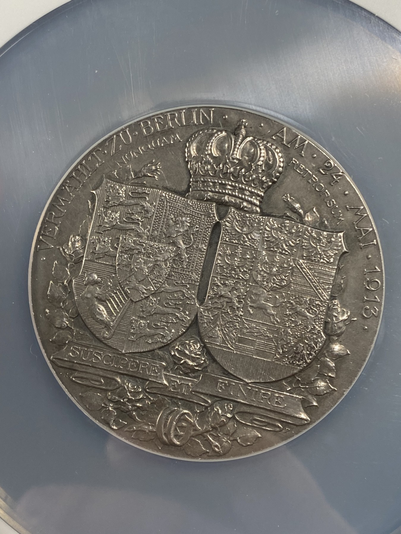 万国钱币拍卖第016期（奢华币章最终章） NGC MS61 1913年德国普鲁士公主维多利亚·路易斯与不伦瑞克恩斯特·奥古斯特结婚纪念大银章 非常稀少 两帮大纹章及其精美 56MM 74G