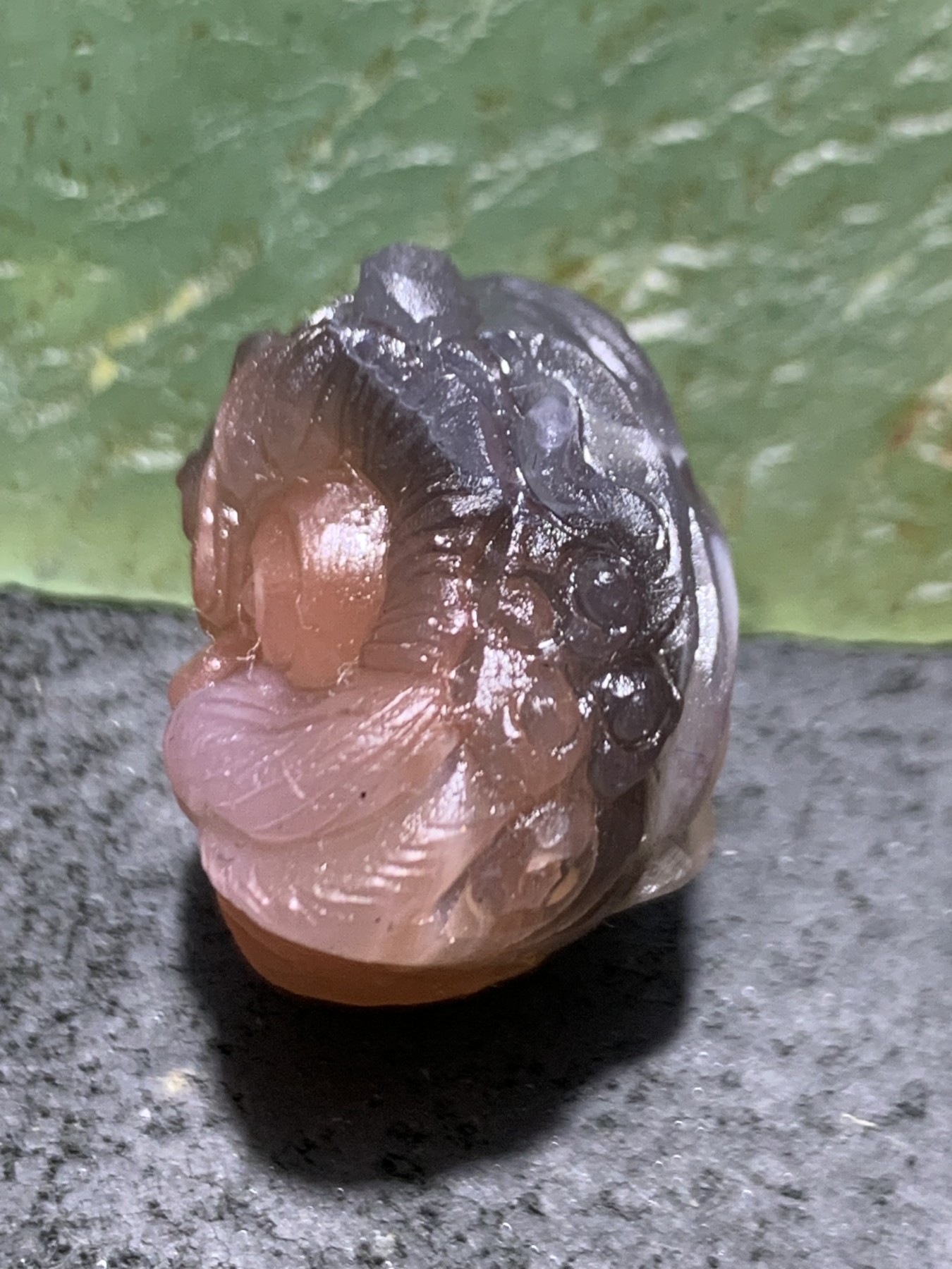 精美亚光非红玛瑙手工雕刻醒狮珠子（吊坠）一个，